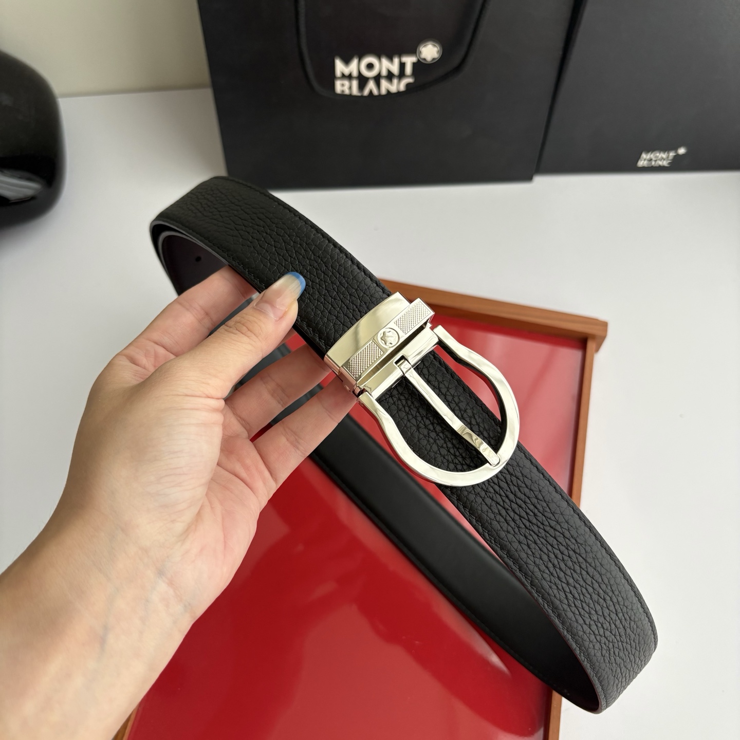 品牌：【万宝龙】 Montblanc家持续其一贯的高雅，绅士，精致的风格，进口小牛皮。手感细腻柔软。纯铜精品，男士必备！