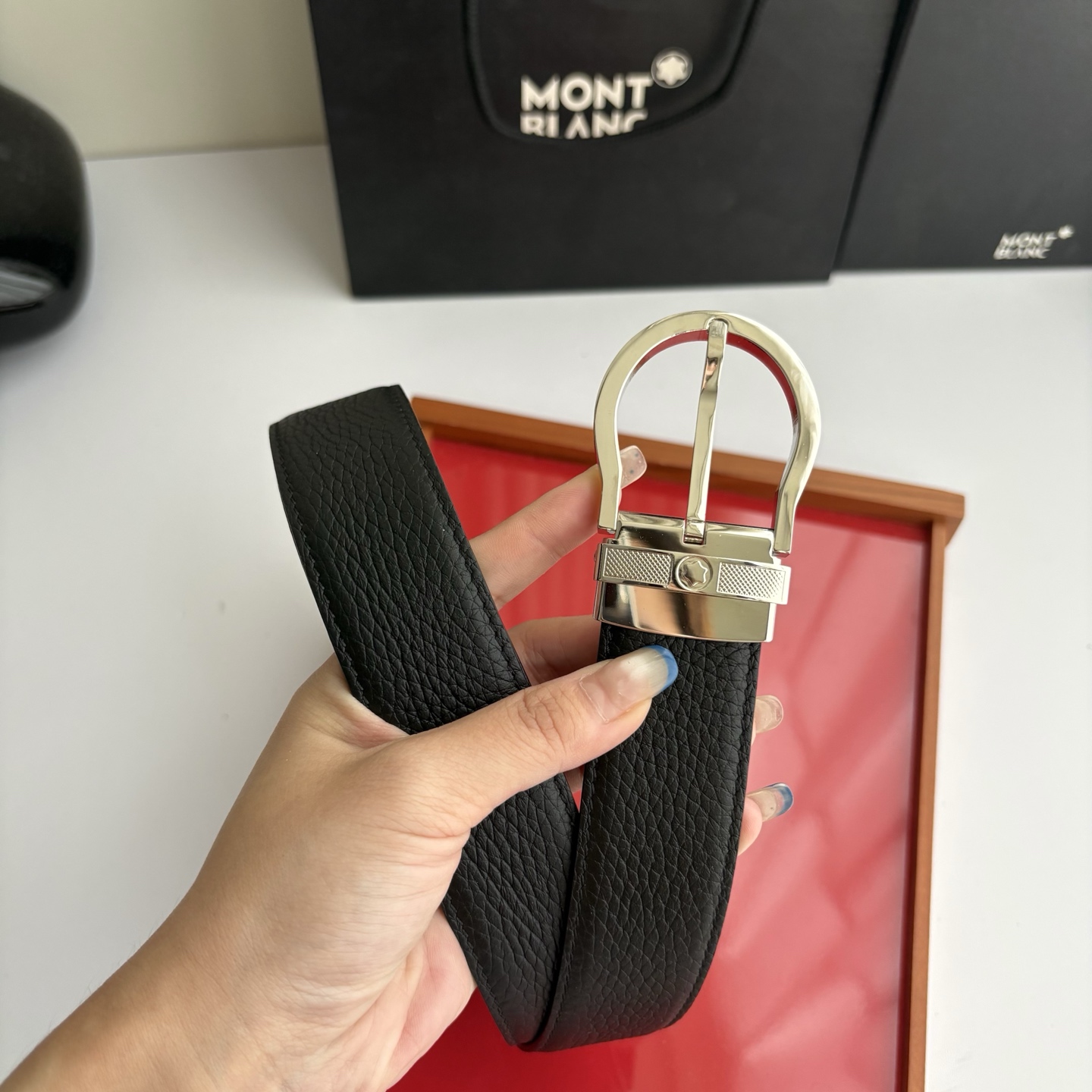品牌：【万宝龙】 Montblanc家持续其一贯的高雅，绅士，精致的风格，进口小牛皮。手感细腻柔软。纯铜精品，男士必备！