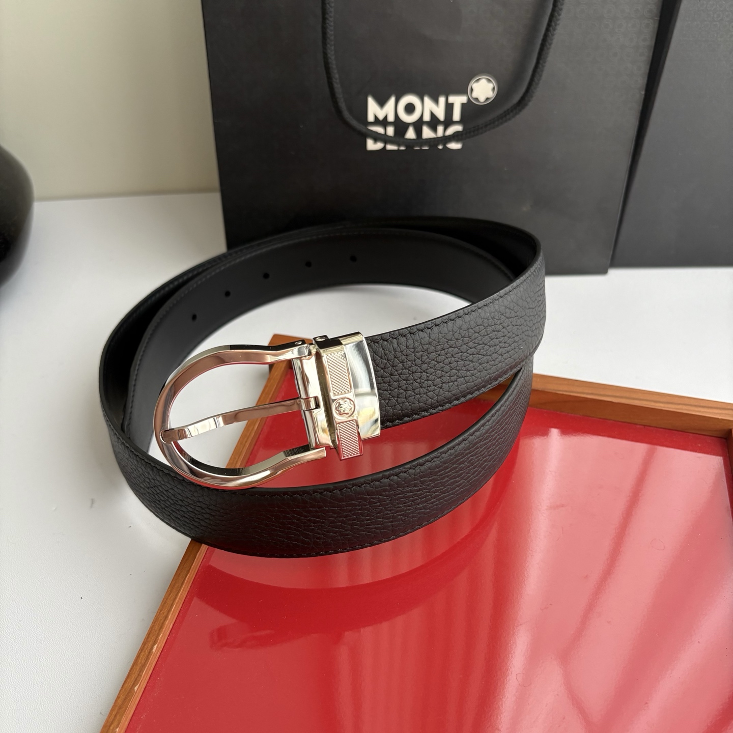 品牌:【万宝龙】 Montblanc家持续其一贯的高雅,绅士,精致的风格,进口小牛皮。手感细腻柔软。纯铜精品,男士必备! 品牌:【万宝龙】 Montblanc家持续其一贯的高雅,绅士,精致的风格,进口小牛皮。手感细腻柔软。纯铜精品,男士必备!