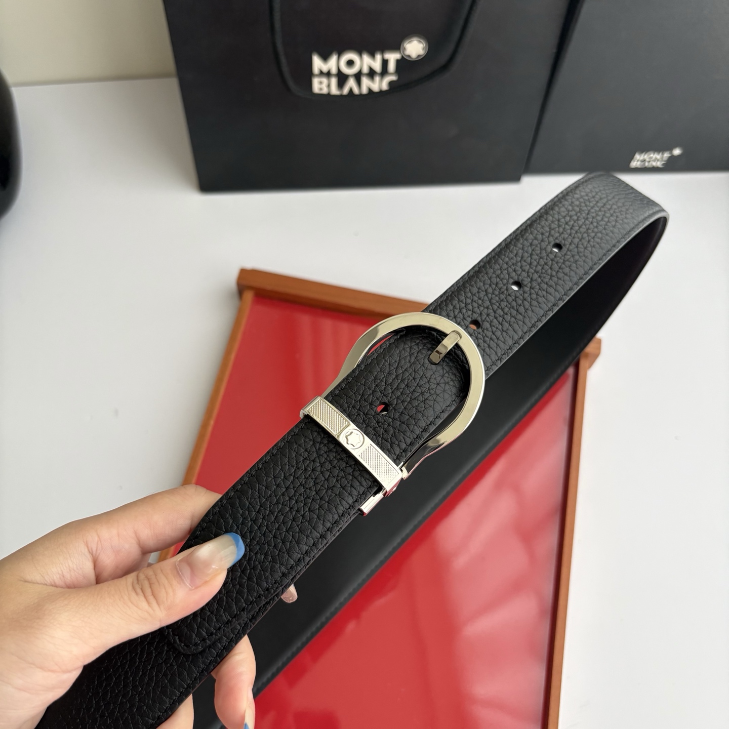 品牌：【万宝龙】 Montblanc家持续其一贯的高雅，绅士，精致的风格，进口小牛皮。手感细腻柔软。纯铜精品，男士必备！