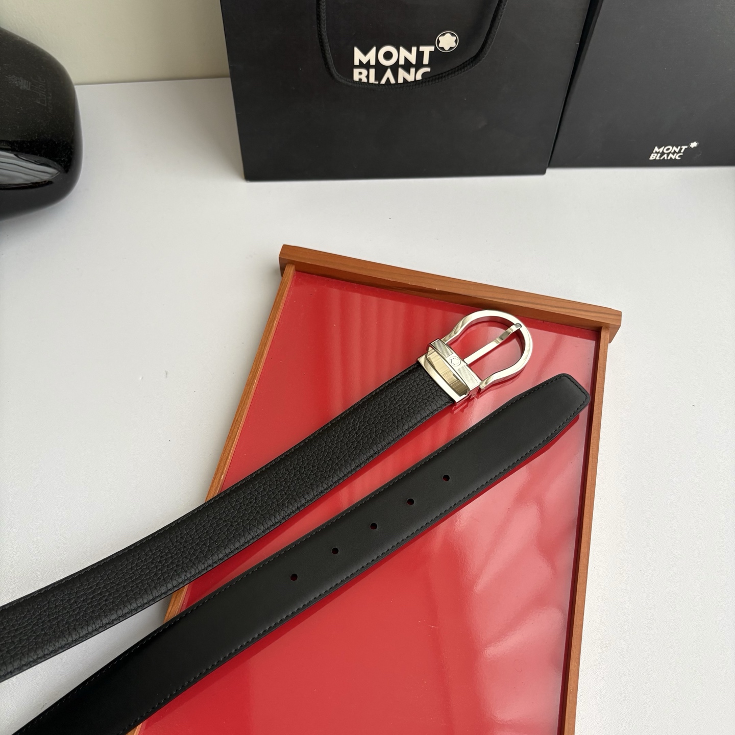 品牌：【万宝龙】 Montblanc家持续其一贯的高雅，绅士，精致的风格，进口小牛皮。手感细腻柔软。纯铜精品，男士必备！