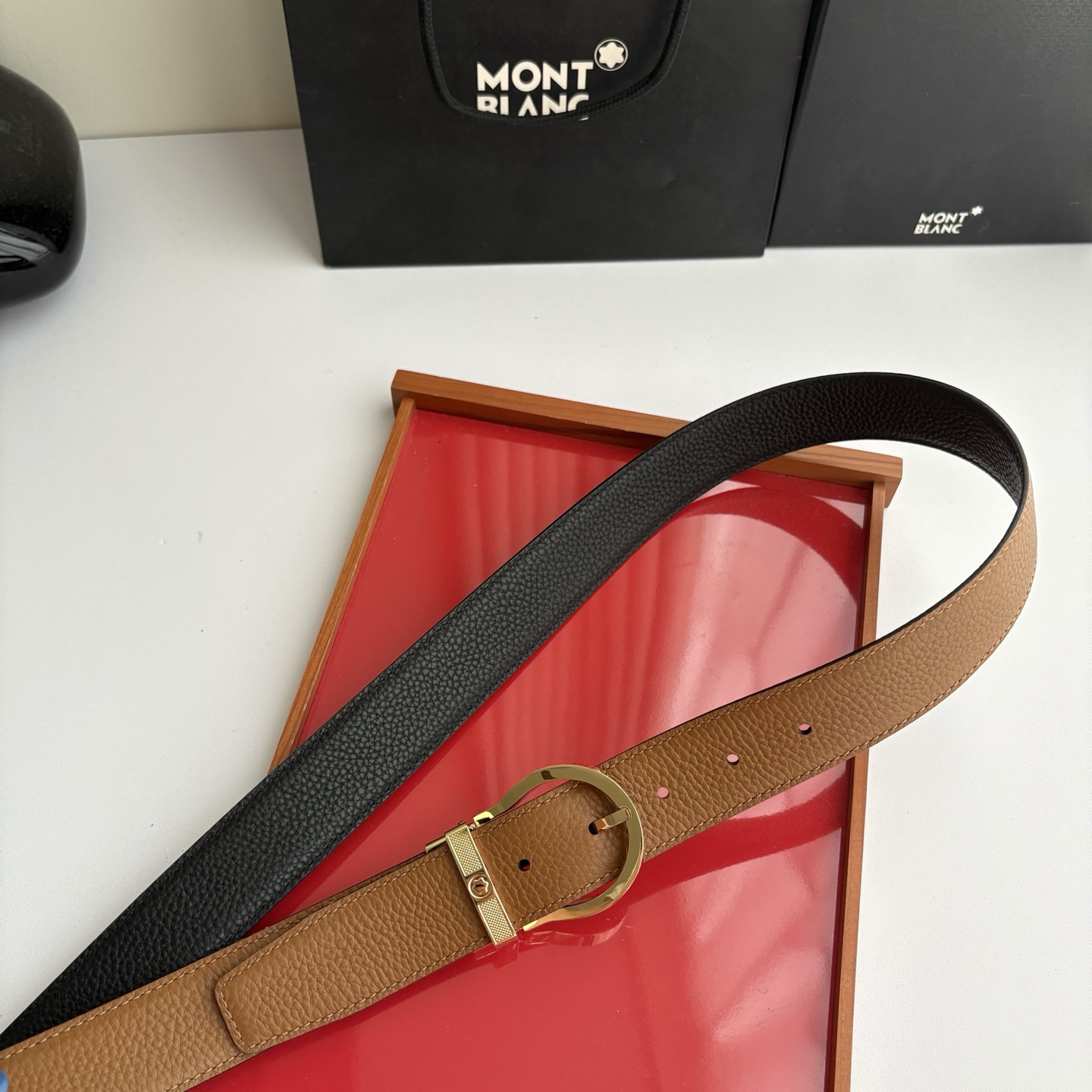品牌：【万宝龙】 Montblanc家持续其一贯的高雅，绅士，精致的风格，进口小牛皮。手感细腻柔软。纯铜精品，男士必备！