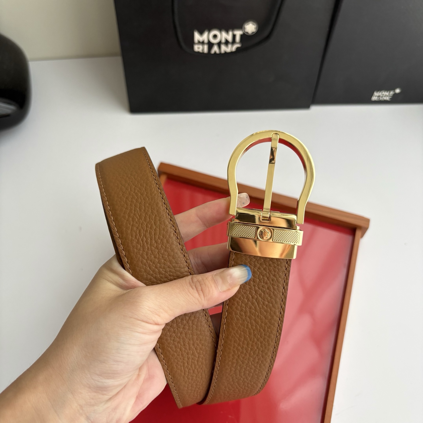 品牌：【万宝龙】 Montblanc家持续其一贯的高雅，绅士，精致的风格，进口小牛皮。手感细腻柔软。纯铜精品，男士必备！