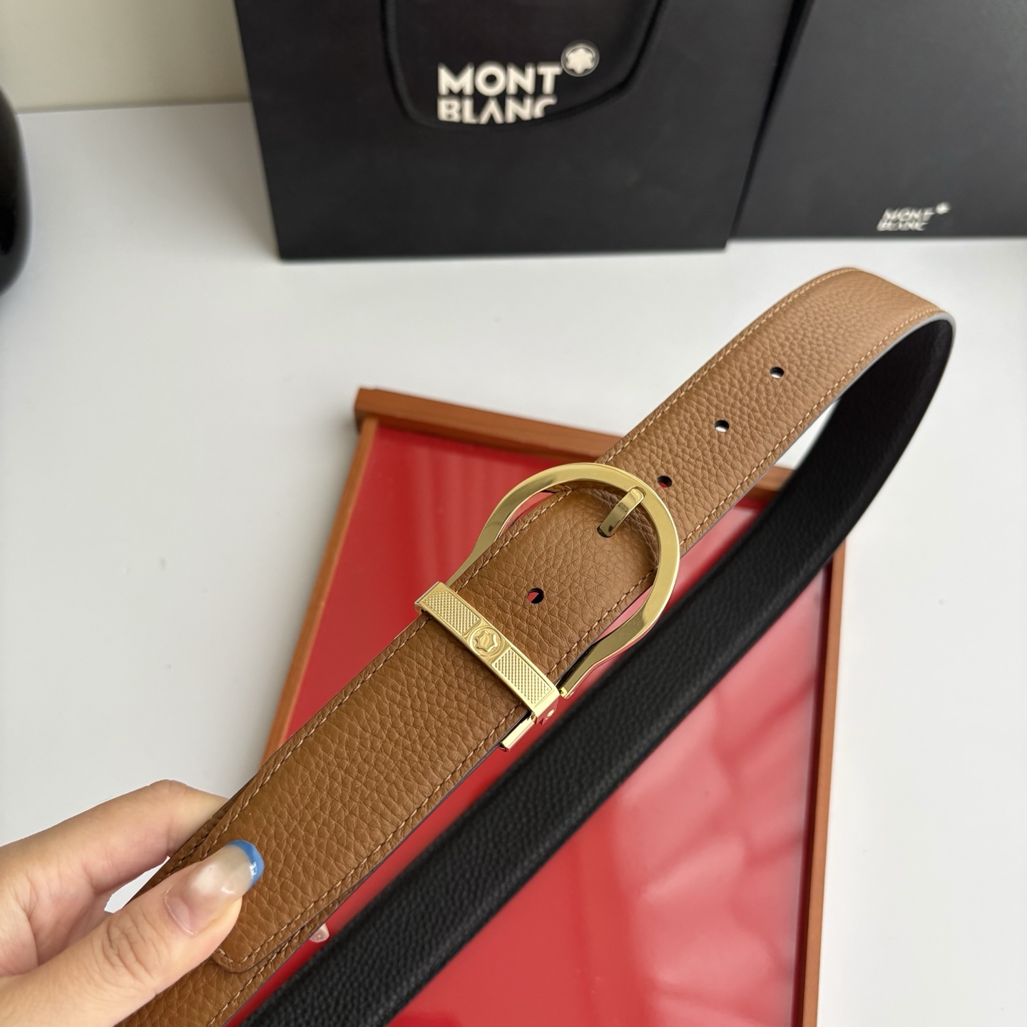 品牌：【万宝龙】 Montblanc家持续其一贯的高雅，绅士，精致的风格，进口小牛皮。手感细腻柔软。纯铜精品，男士必备！