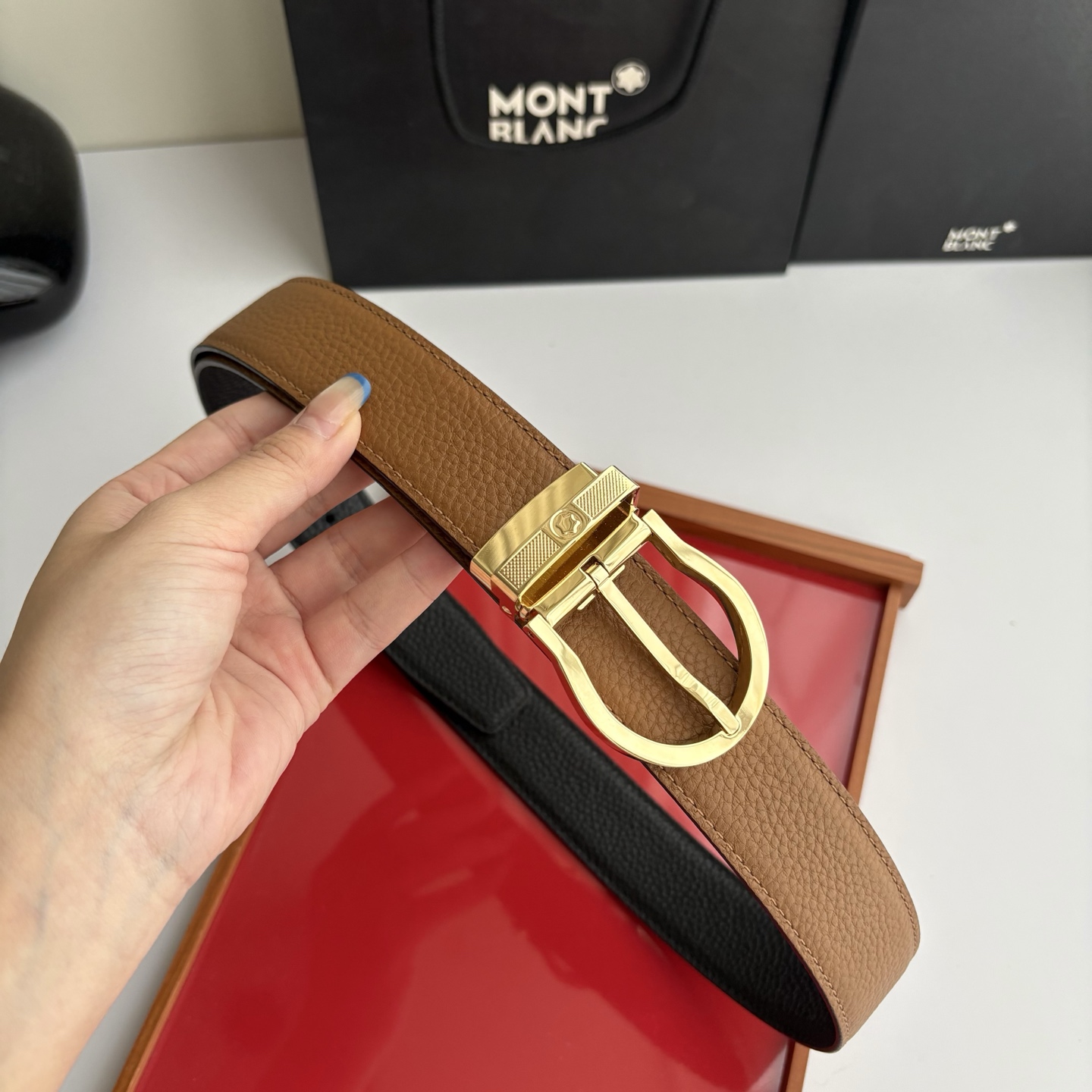 品牌：【万宝龙】 Montblanc家持续其一贯的高雅，绅士，精致的风格，进口小牛皮。手感细腻柔软。纯铜精品，男士必备！