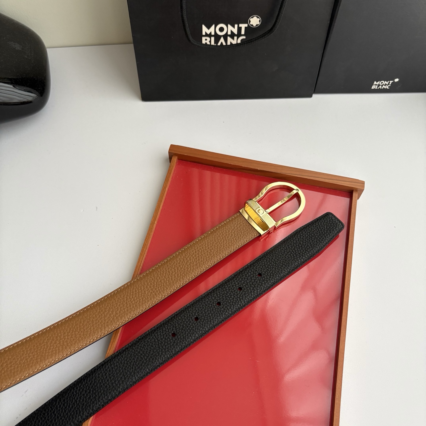 品牌：【万宝龙】 Montblanc家持续其一贯的高雅，绅士，精致的风格，进口小牛皮。手感细腻柔软。纯铜精品，男士必备！
