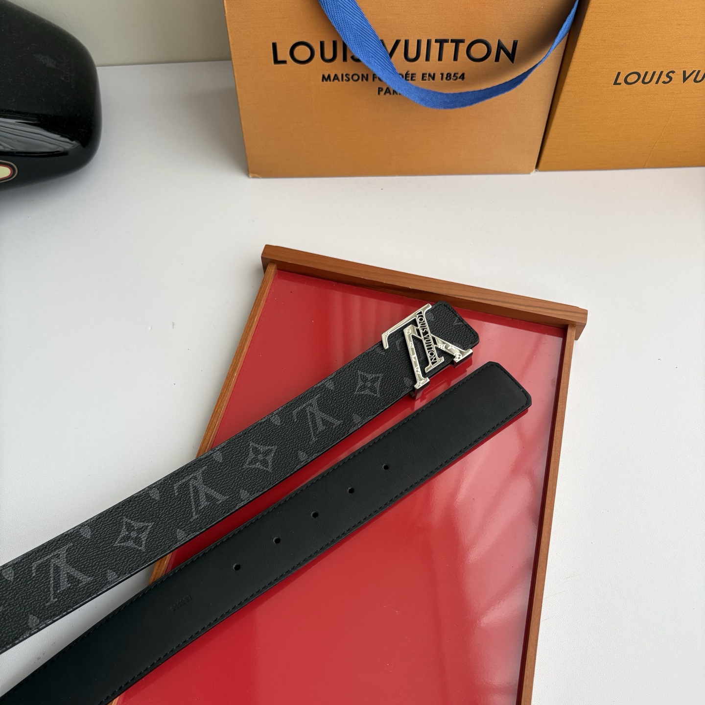 LOUIS VUITTON经典原单品质，一面经典印花一面原版皮底，搭配原单精品钢扣，精工制作，细节看图，实物拍摄，高端奢
