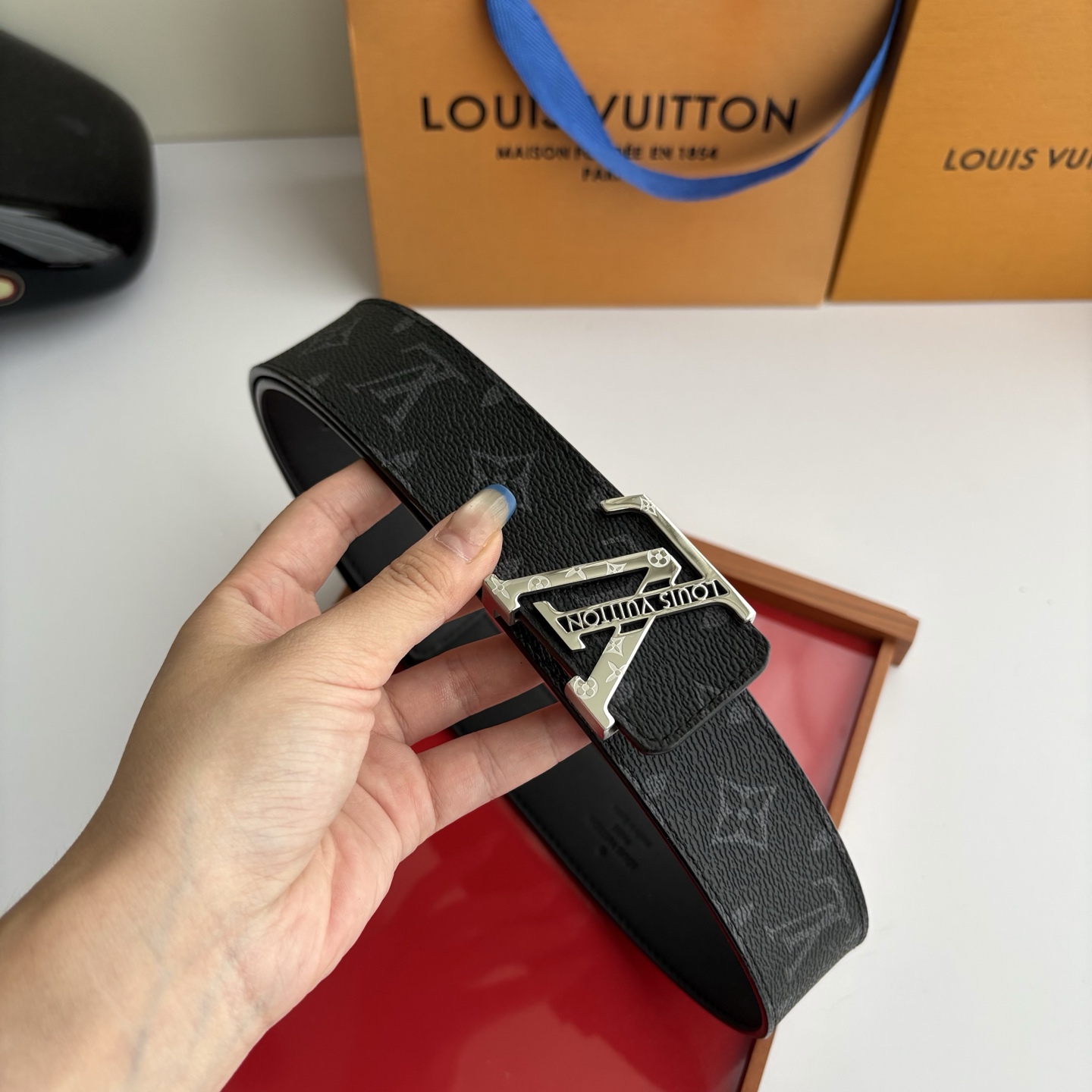 LOUIS VUITTON经典原单品质，一面经典印花一面原版皮底，搭配原单精品钢扣，精工制作，细节看图，实物拍摄，高端奢