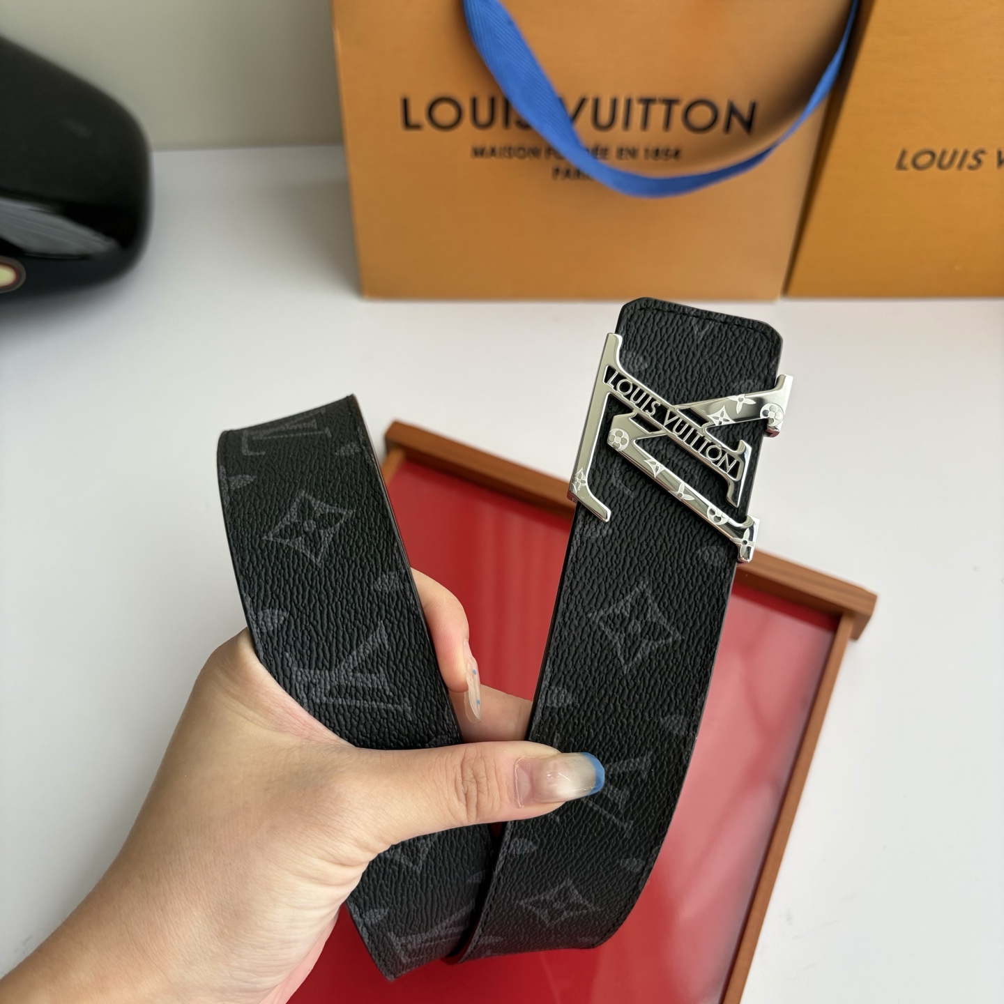 LOUIS VUITTON经典原单品质，一面经典印花一面原版皮底，搭配原单精品钢扣，精工制作，细节看图，实物拍摄，高端奢