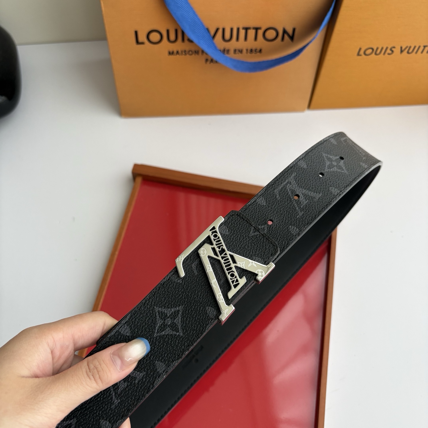 LOUIS VUITTON经典原单品质，一面经典印花一面原版皮底，搭配原单精品钢扣，精工制作，细节看图，实物拍摄，高端奢