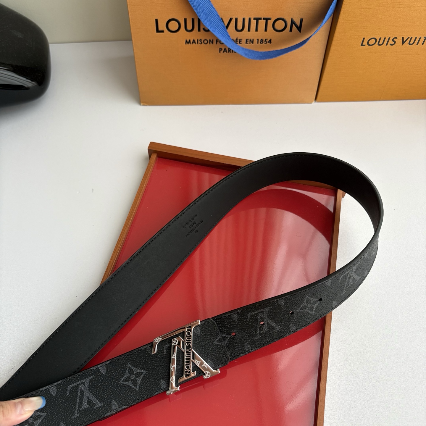 LOUIS VUITTON经典原单品质，一面经典印花一面原版皮底，搭配原单精品钢扣，精工制作，细节看图，实物拍摄，高端奢