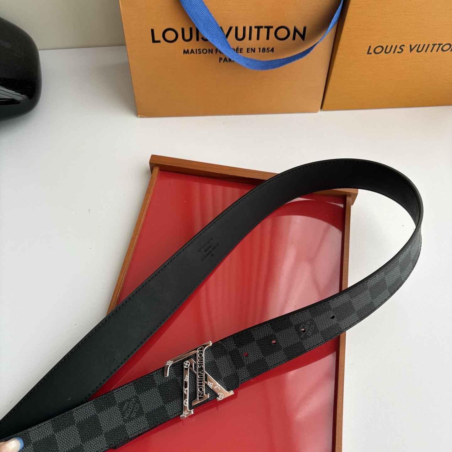 LOUIS VUITTON经典原单品质，一面经典印花一面原版皮底，搭配原单精品钢扣，精工制作，细节看图，实物拍摄，高端奢