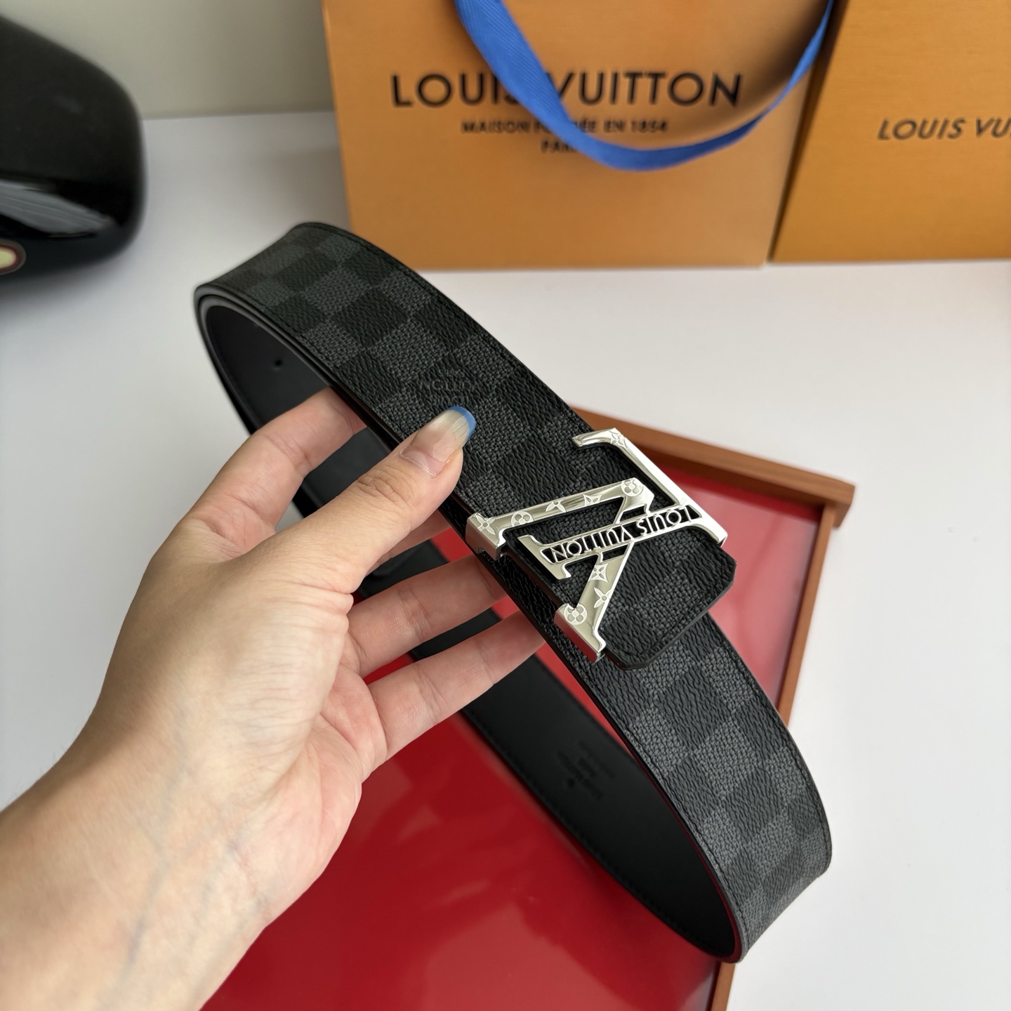 LOUIS VUITTON经典原单品质，一面经典印花一面原版皮底，搭配原单精品钢扣，精工制作，细节看图，实物拍摄，高端奢