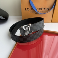 LOUIS VUITTON经典原单品质,一面经典印花一面原版皮底,搭配原单精品钢扣,精工制作,细节看图,实物拍摄,高端奢 LOUIS VUITTON经典原单品质,一面经典印花一面原版皮底,搭配原单精品钢扣,精工制作,细节看图,实物拍摄,高端奢