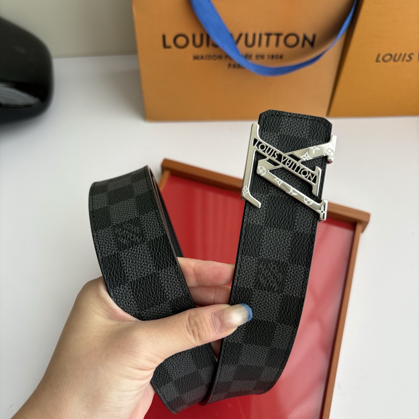 LOUIS VUITTON经典原单品质，一面经典印花一面原版皮底，搭配原单精品钢扣，精工制作，细节看图，实物拍摄，高端奢