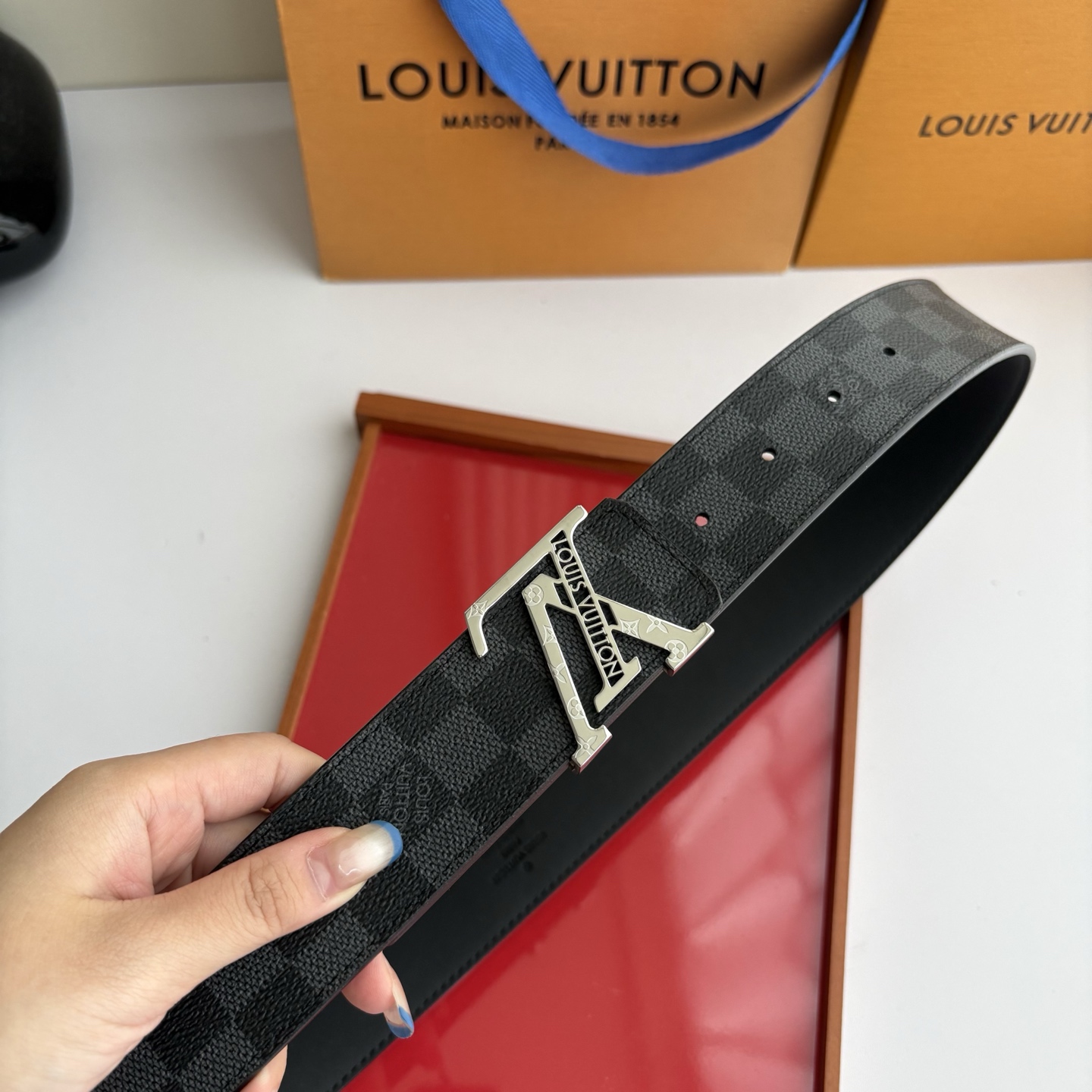 LOUIS VUITTON经典原单品质，一面经典印花一面原版皮底，搭配原单精品钢扣，精工制作，细节看图，实物拍摄，高端奢