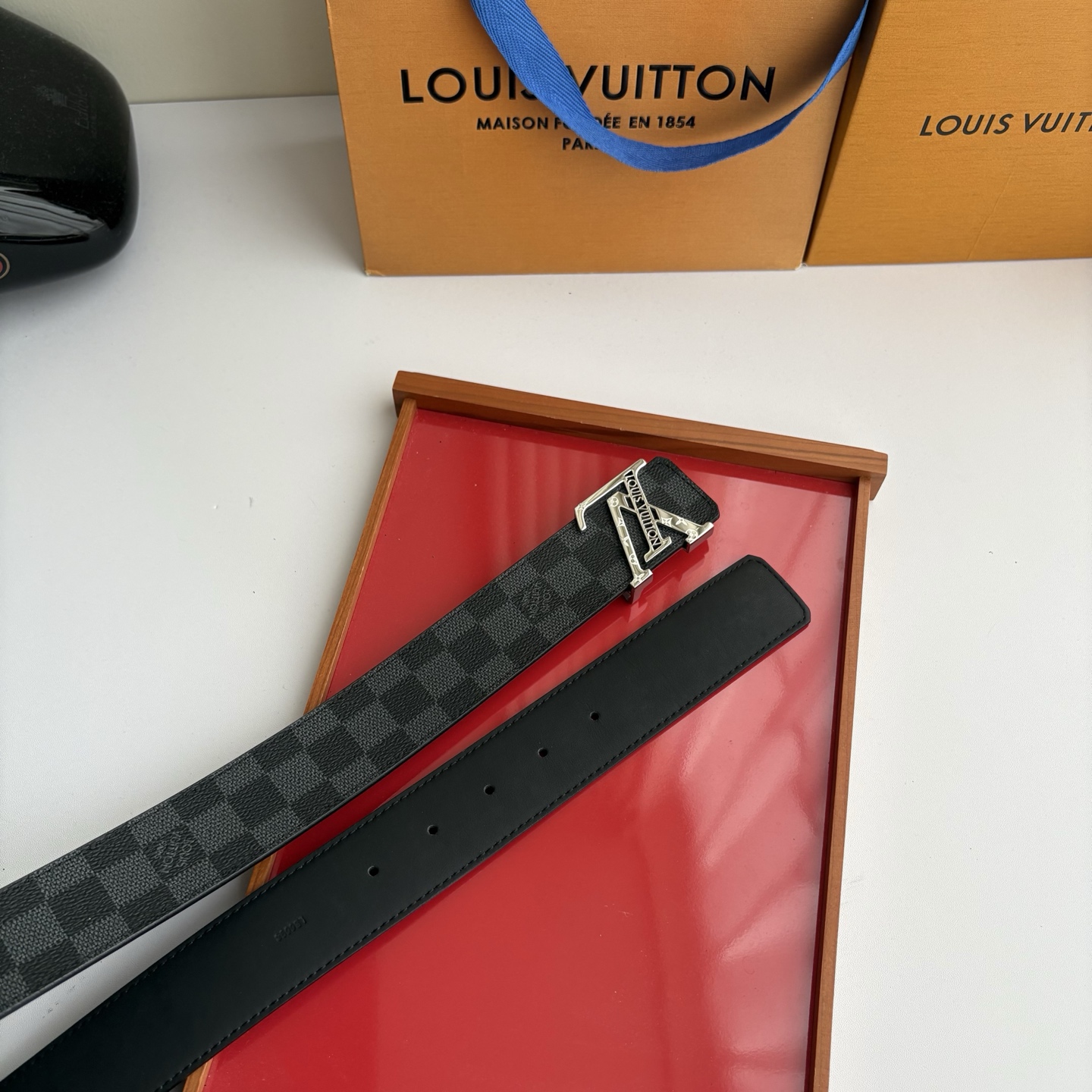 LOUIS VUITTON经典原单品质，一面经典印花一面原版皮底，搭配原单精品钢扣，精工制作，细节看图，实物拍摄，高端奢
