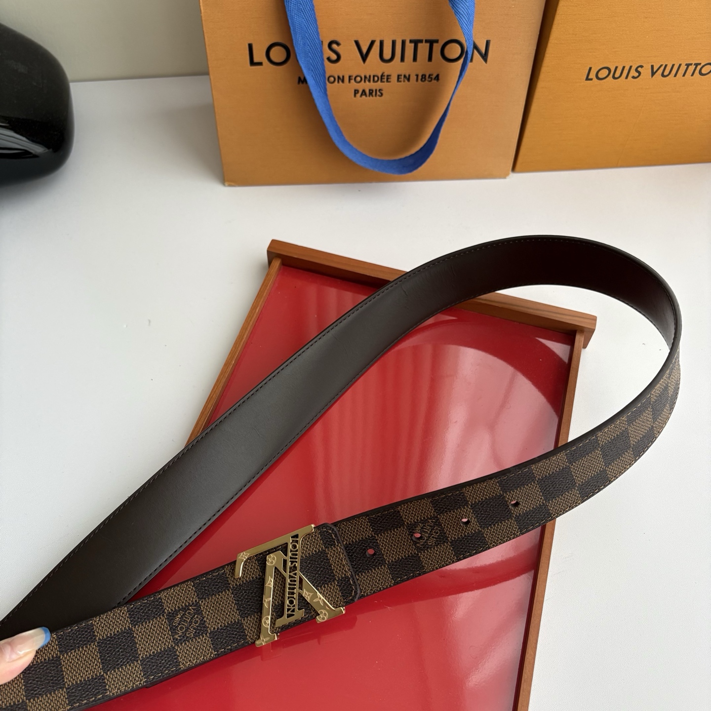 LOUIS VUITTON经典原单品质，一面经典印花一面原版皮底，搭配原单精品钢扣，精工制作，细节看图，实物拍摄，高端奢