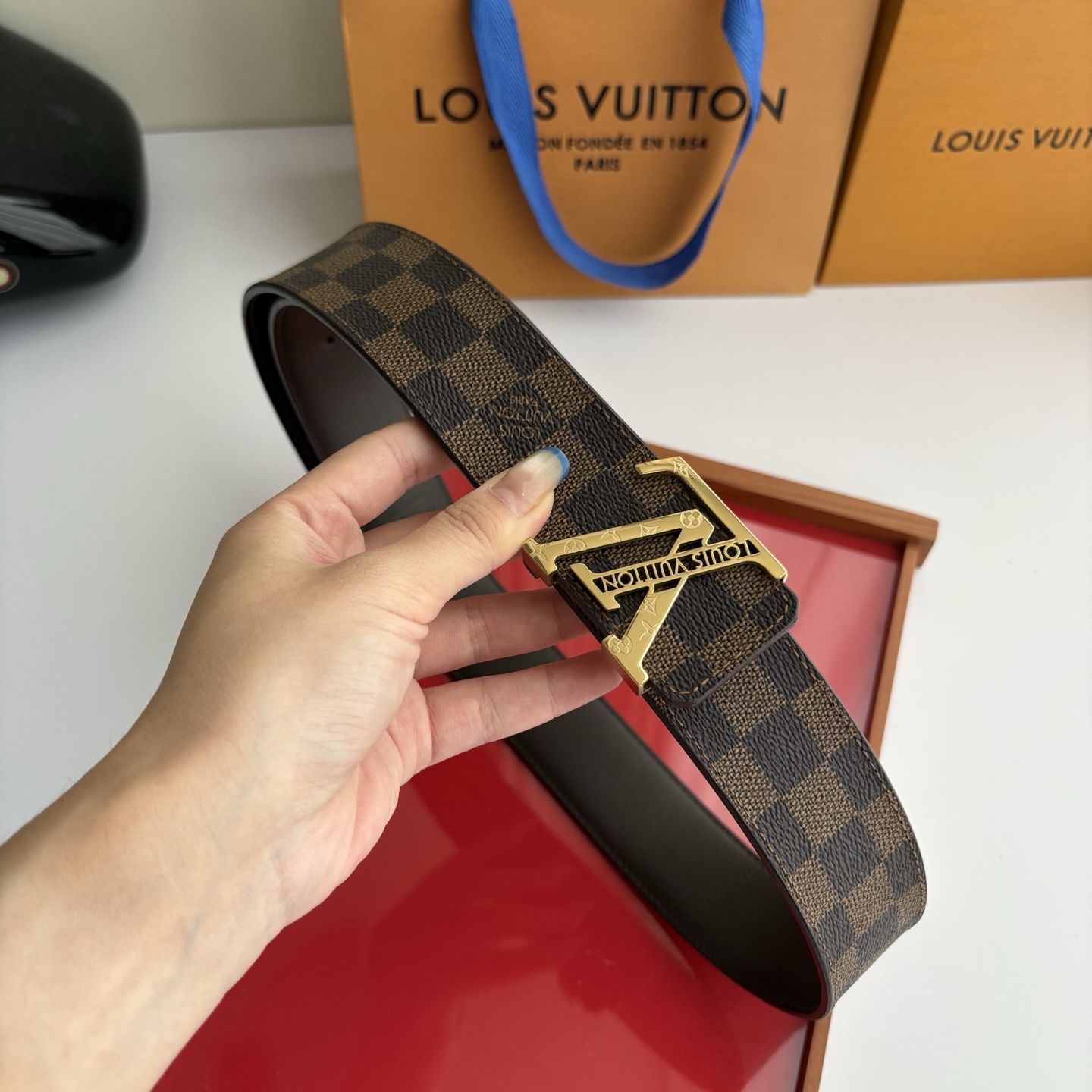 LOUIS VUITTON经典原单品质，一面经典印花一面原版皮底，搭配原单精品钢扣，精工制作，细节看图，实物拍摄，高端奢