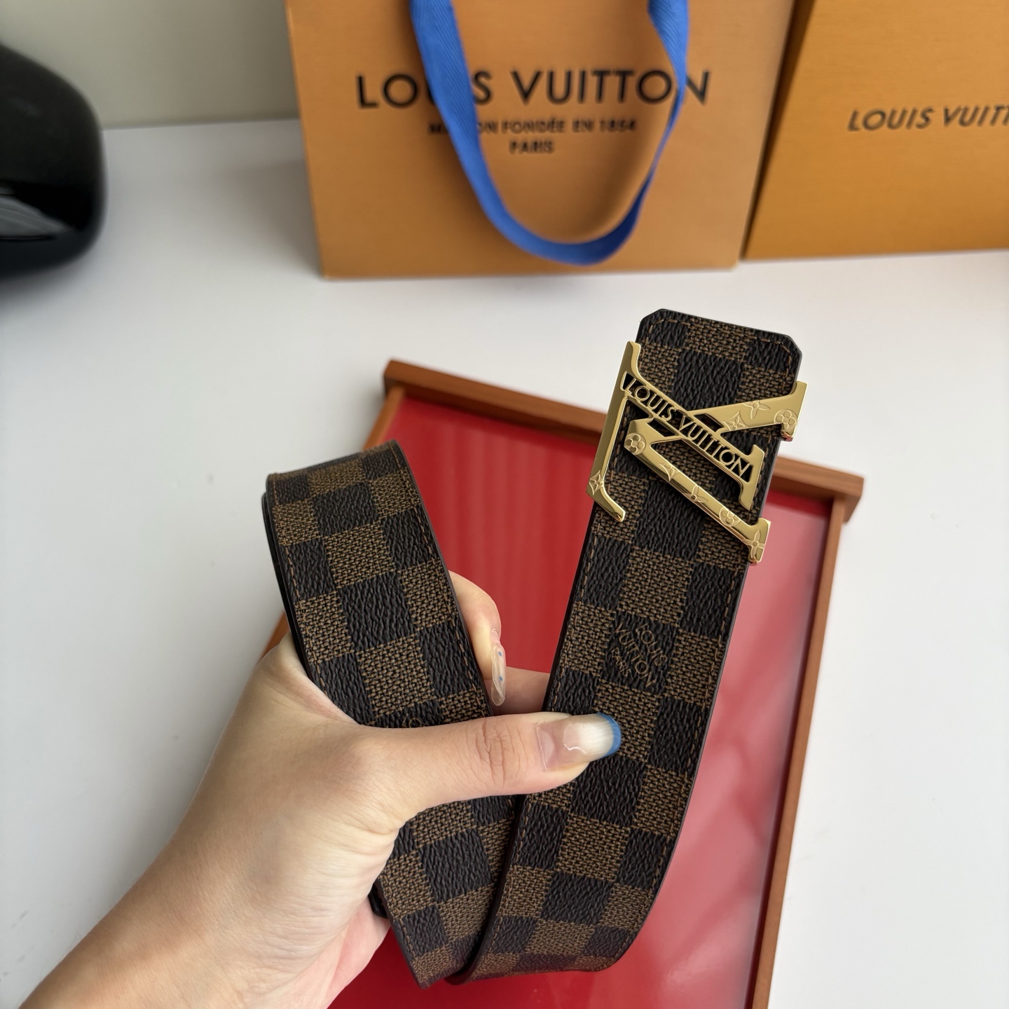 LOUIS VUITTON经典原单品质，一面经典印花一面原版皮底，搭配原单精品钢扣，精工制作，细节看图，实物拍摄，高端奢