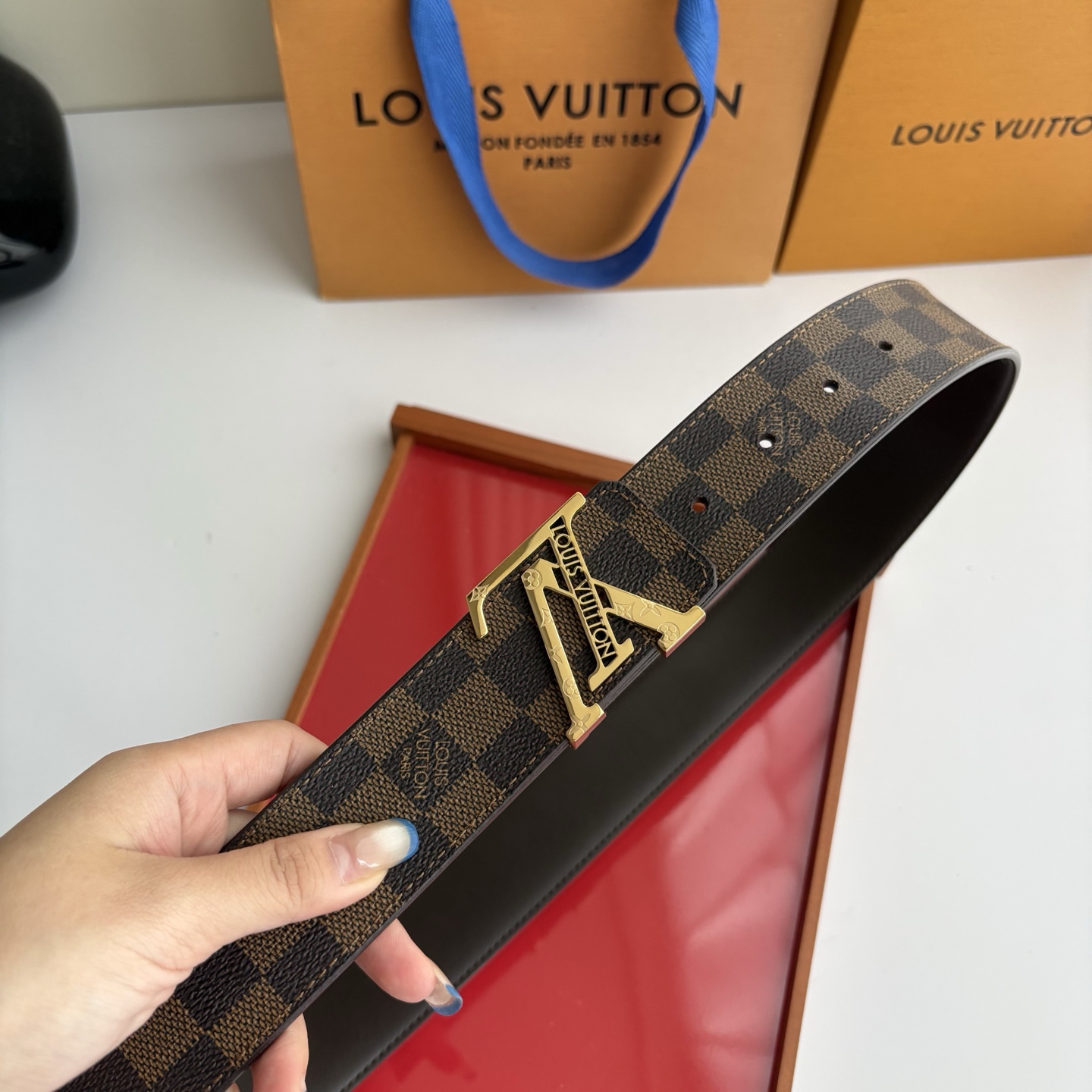 LOUIS VUITTON经典原单品质，一面经典印花一面原版皮底，搭配原单精品钢扣，精工制作，细节看图，实物拍摄，高端奢