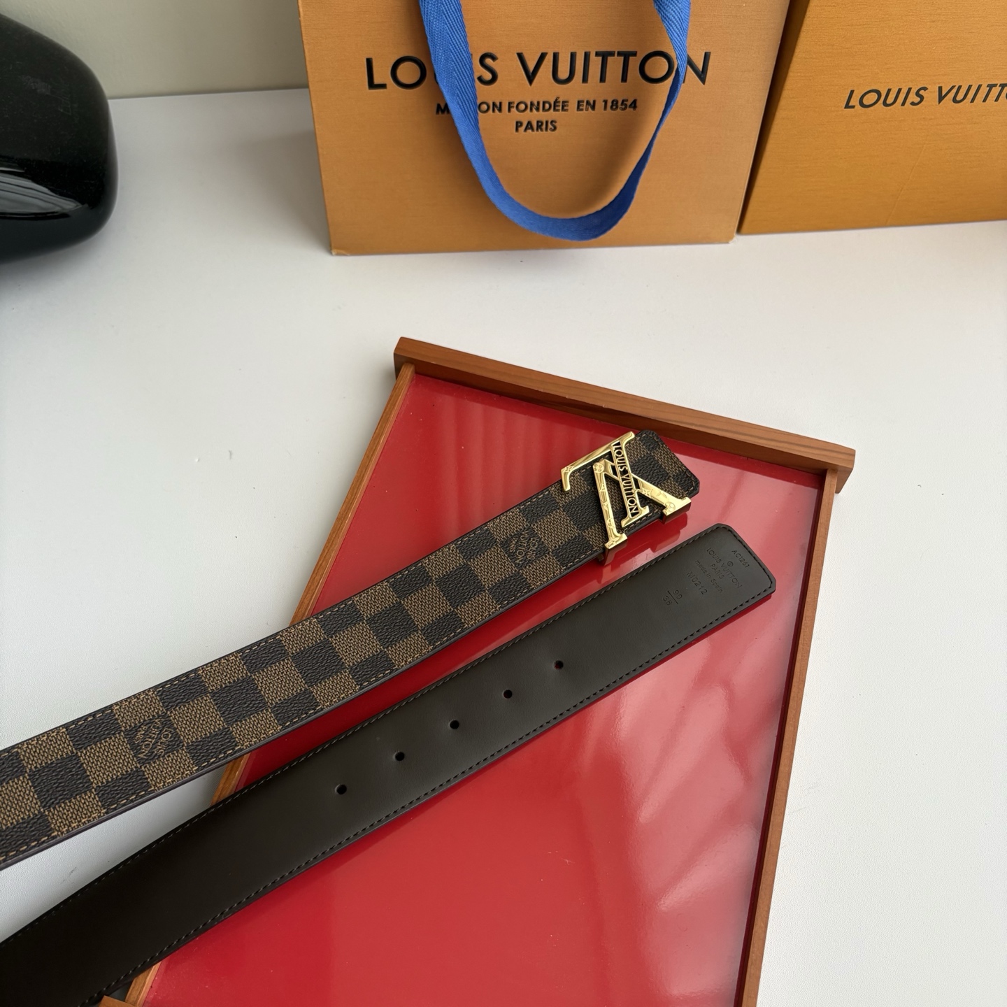 LOUIS VUITTON经典原单品质，一面经典印花一面原版皮底，搭配原单精品钢扣，精工制作，细节看图，实物拍摄，高端奢