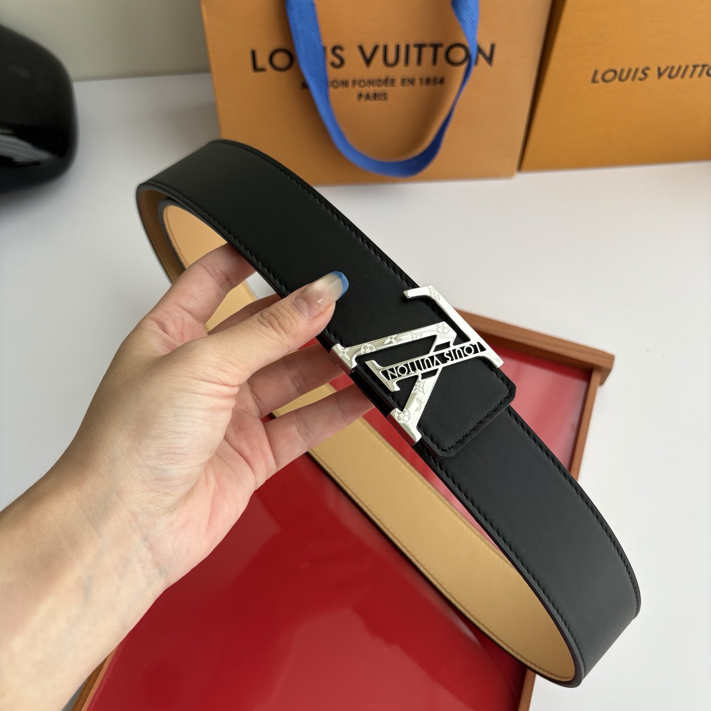 LOUIS VUITTON经典原单品质，双面经典平纹搭配原单精品钢扣，精工制作，细节看图，实物拍摄，高端奢华，宽度4.0
