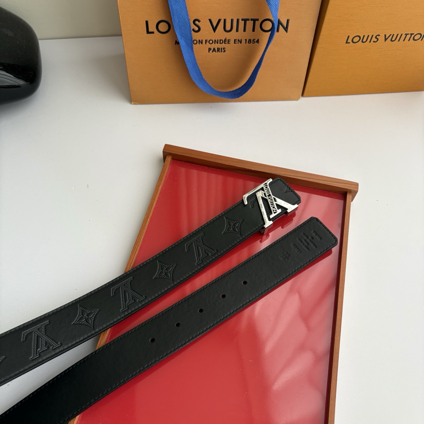 LOUIS VUITTON经典原单品质，一面经典压花一面平纹，精工制作，细节看图，实物拍摄，高端奢华，宽度4.0cm