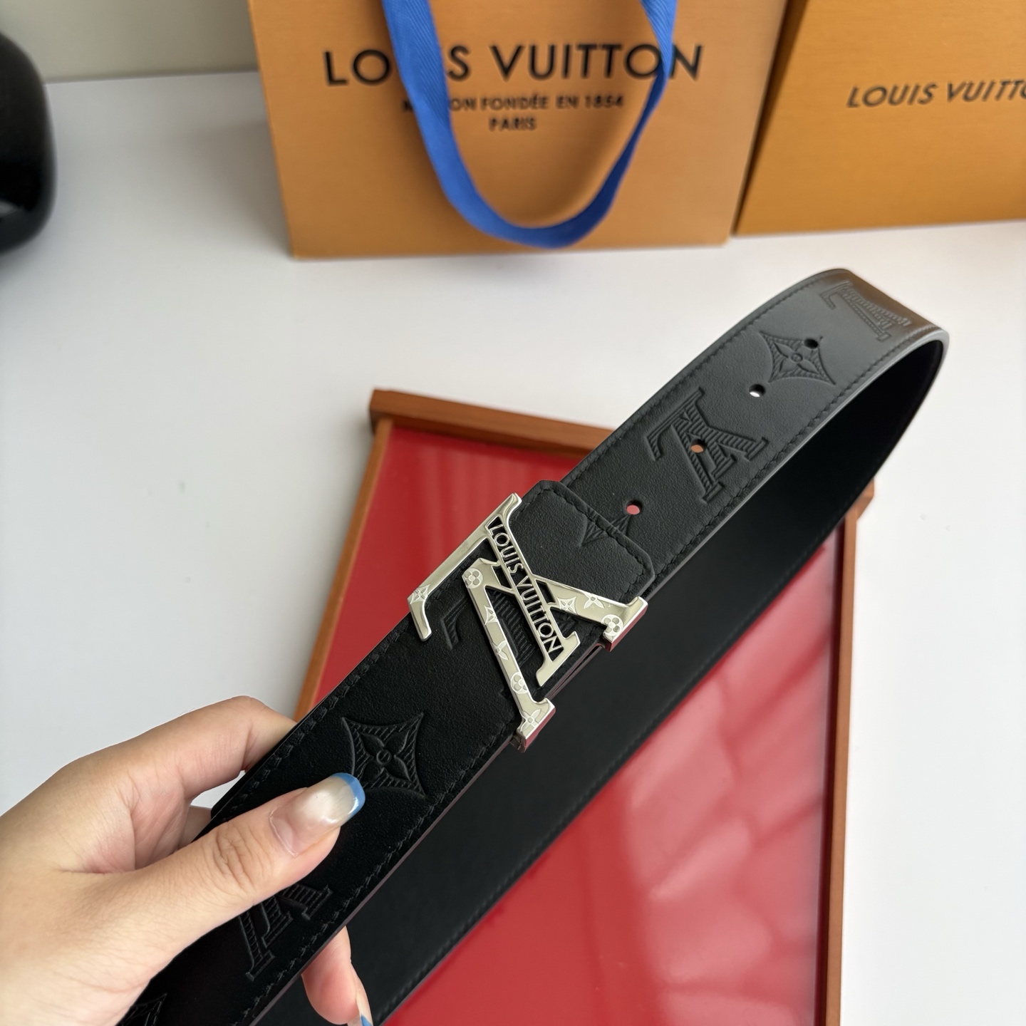 LOUIS VUITTON经典原单品质，一面经典压花一面平纹，精工制作，细节看图，实物拍摄，高端奢华，宽度4.0cm