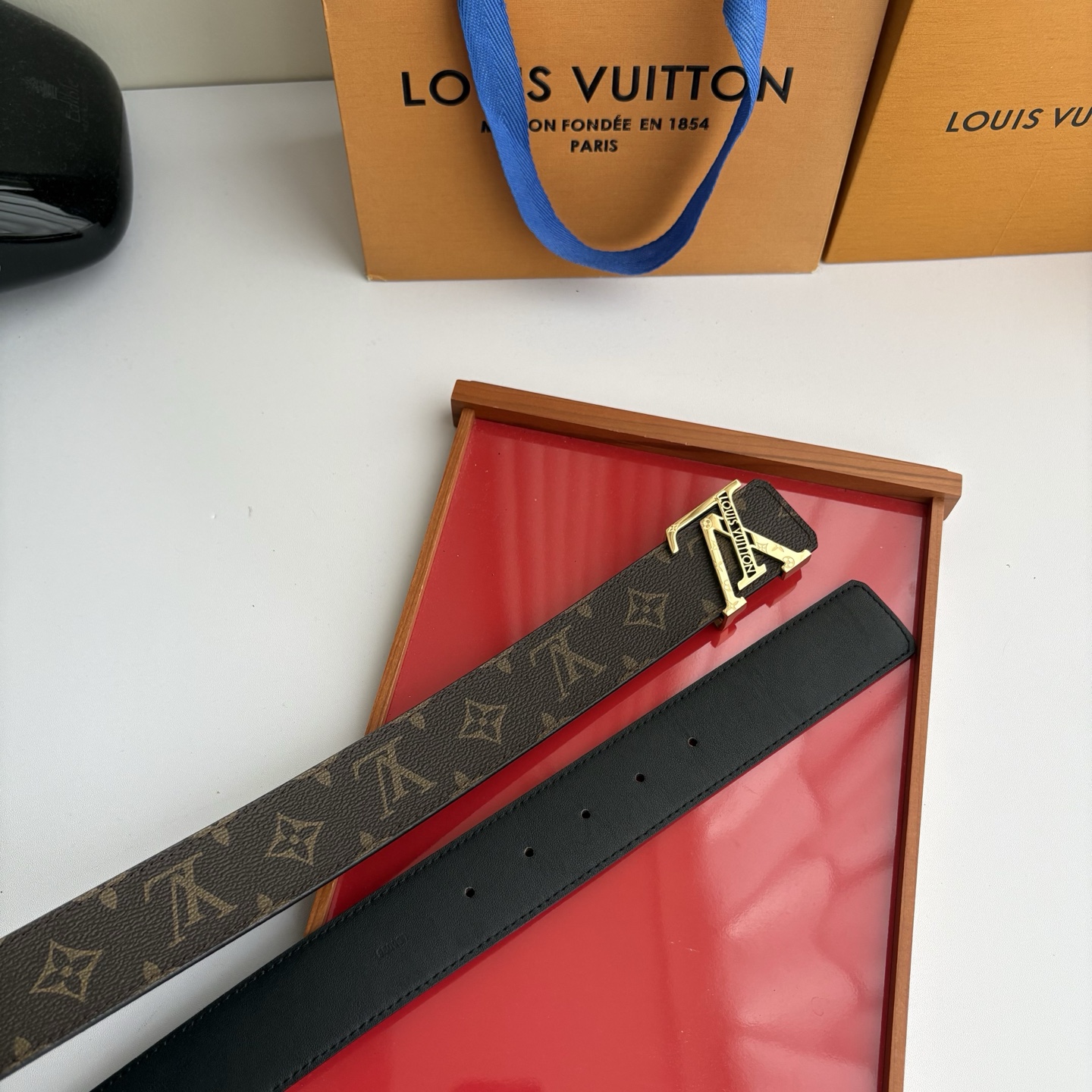 LOUIS VUITTON经典原单品质，一面经典印花一面原版皮底，搭配原单精品钢扣，精工制作，细节看图，实物拍摄，高端奢