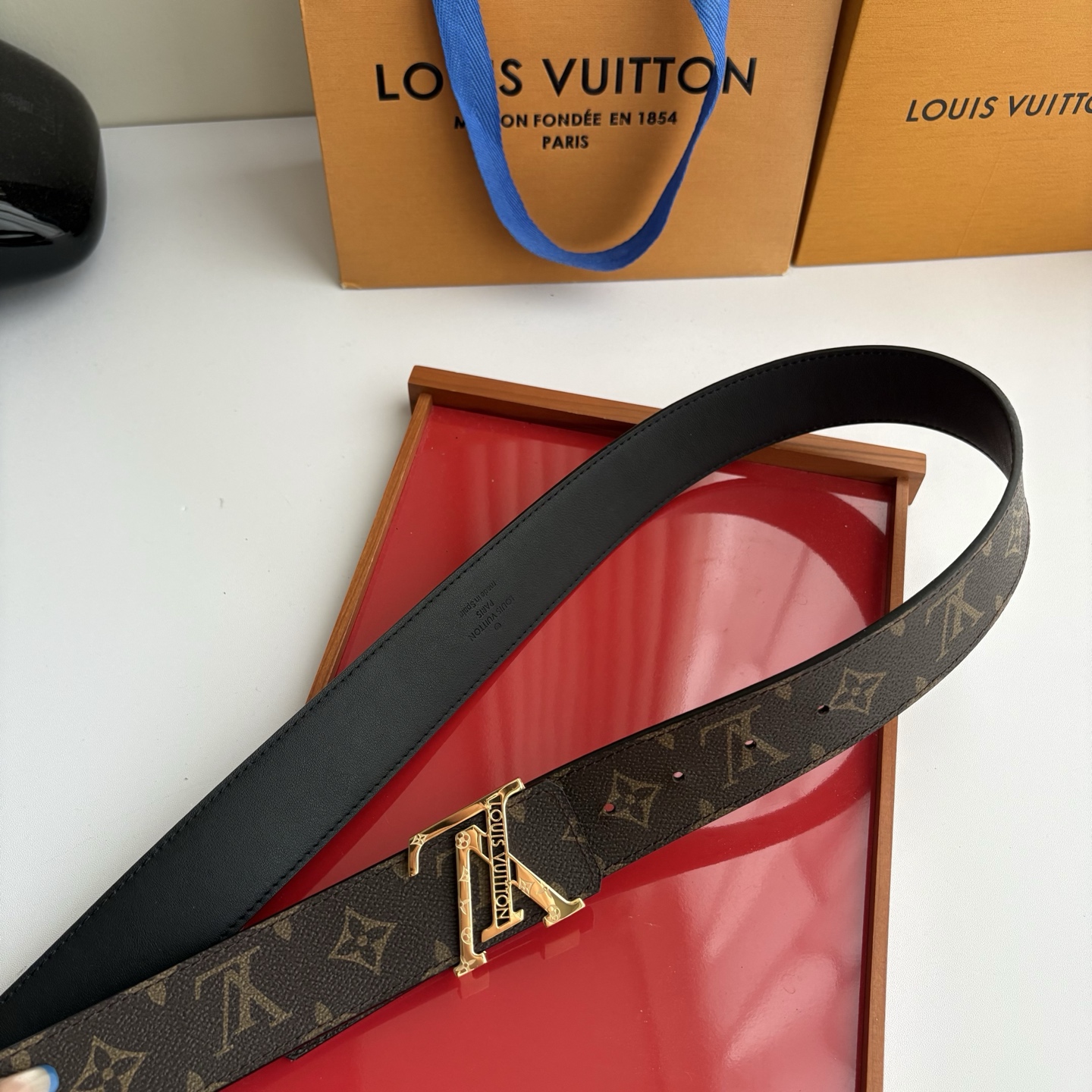 LOUIS VUITTON经典原单品质，一面经典印花一面原版皮底，搭配原单精品钢扣，精工制作，细节看图，实物拍摄，高端奢