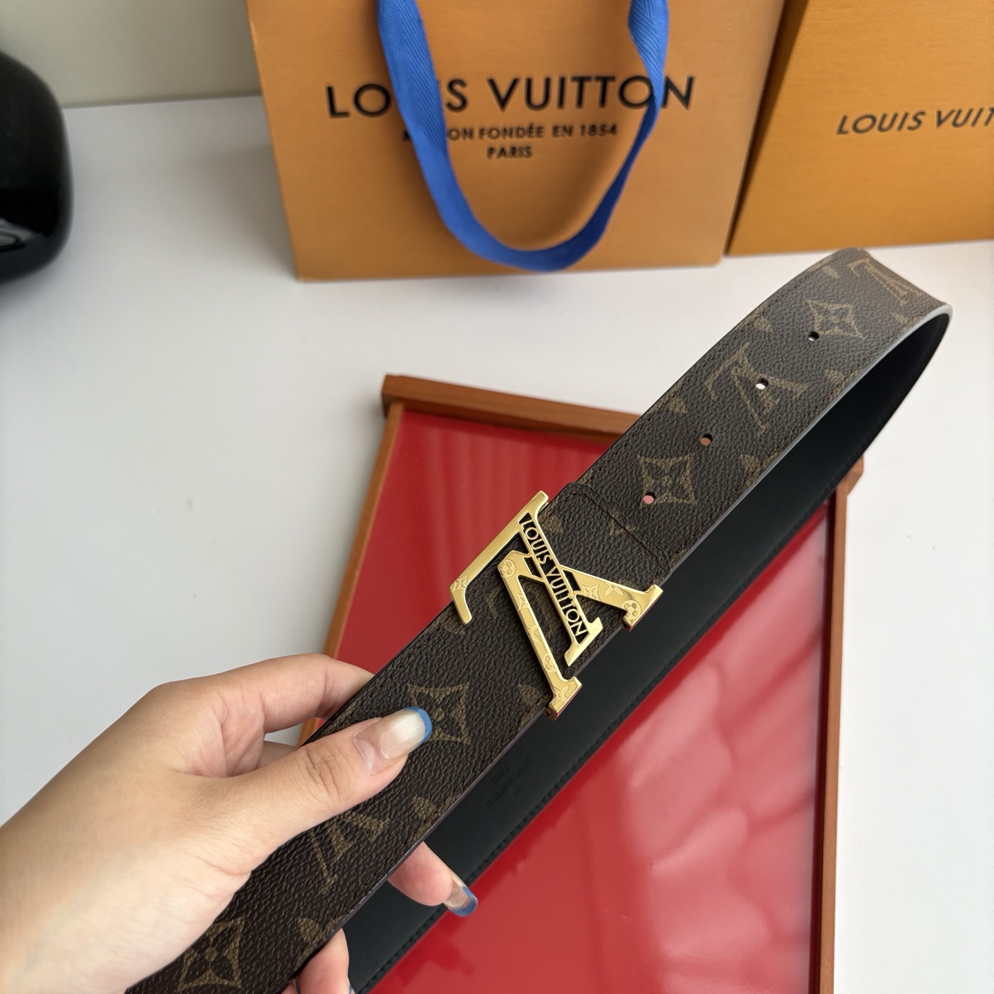 LOUIS VUITTON经典原单品质，一面经典印花一面原版皮底，搭配原单精品钢扣，精工制作，细节看图，实物拍摄，高端奢