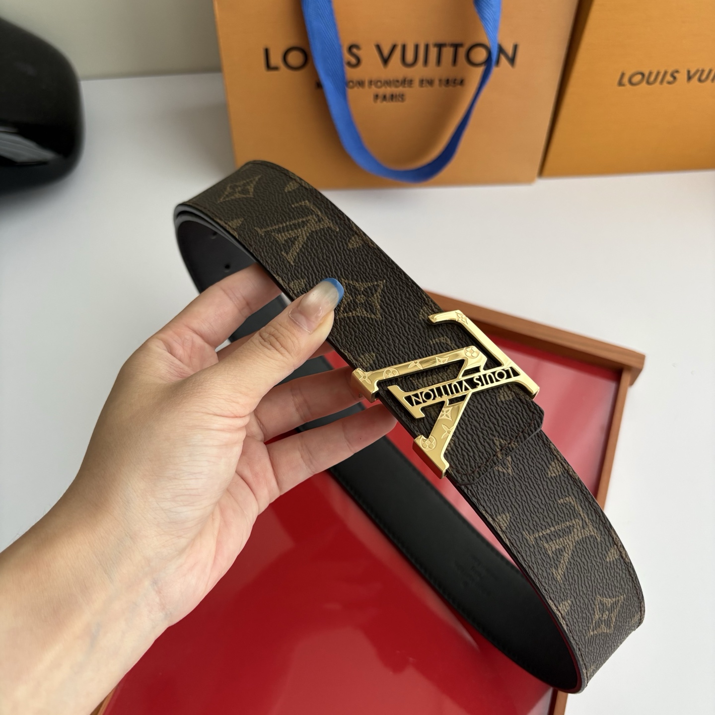 LOUIS VUITTON经典原单品质，一面经典印花一面原版皮底，搭配原单精品钢扣，精工制作，细节看图，实物拍摄，高端奢