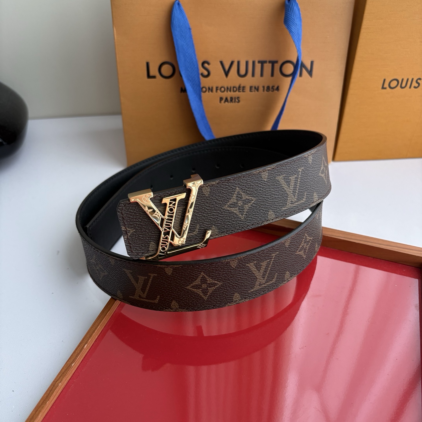 LOUIS VUITTON经典原单品质,一面经典印花一面原版皮底,搭配原单精品钢扣,精工制作,细节看图,实物拍摄,高端奢 LOUIS VUITTON经典原单品质,一面经典印花一面原版皮底,搭配原单精品钢扣,精工制作,细节看图,实物拍摄,高端奢