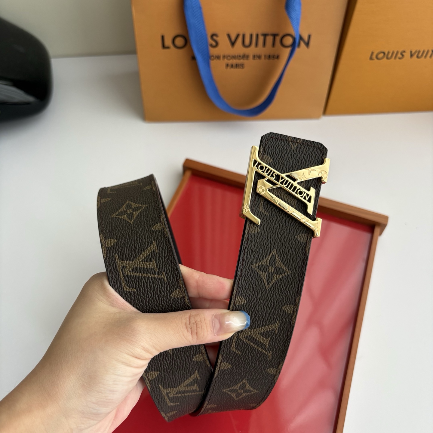 LOUIS VUITTON经典原单品质，一面经典印花一面原版皮底，搭配原单精品钢扣，精工制作，细节看图，实物拍摄，高端奢