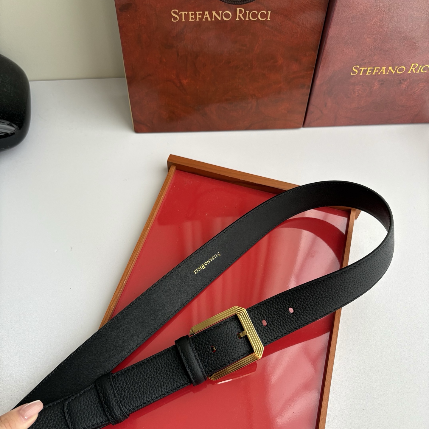 史蒂芬原单双面进口小牛皮，搭配精品钢制针扣，原产皮料定制，宽度3.5cm，时尚大方，百搭单品。