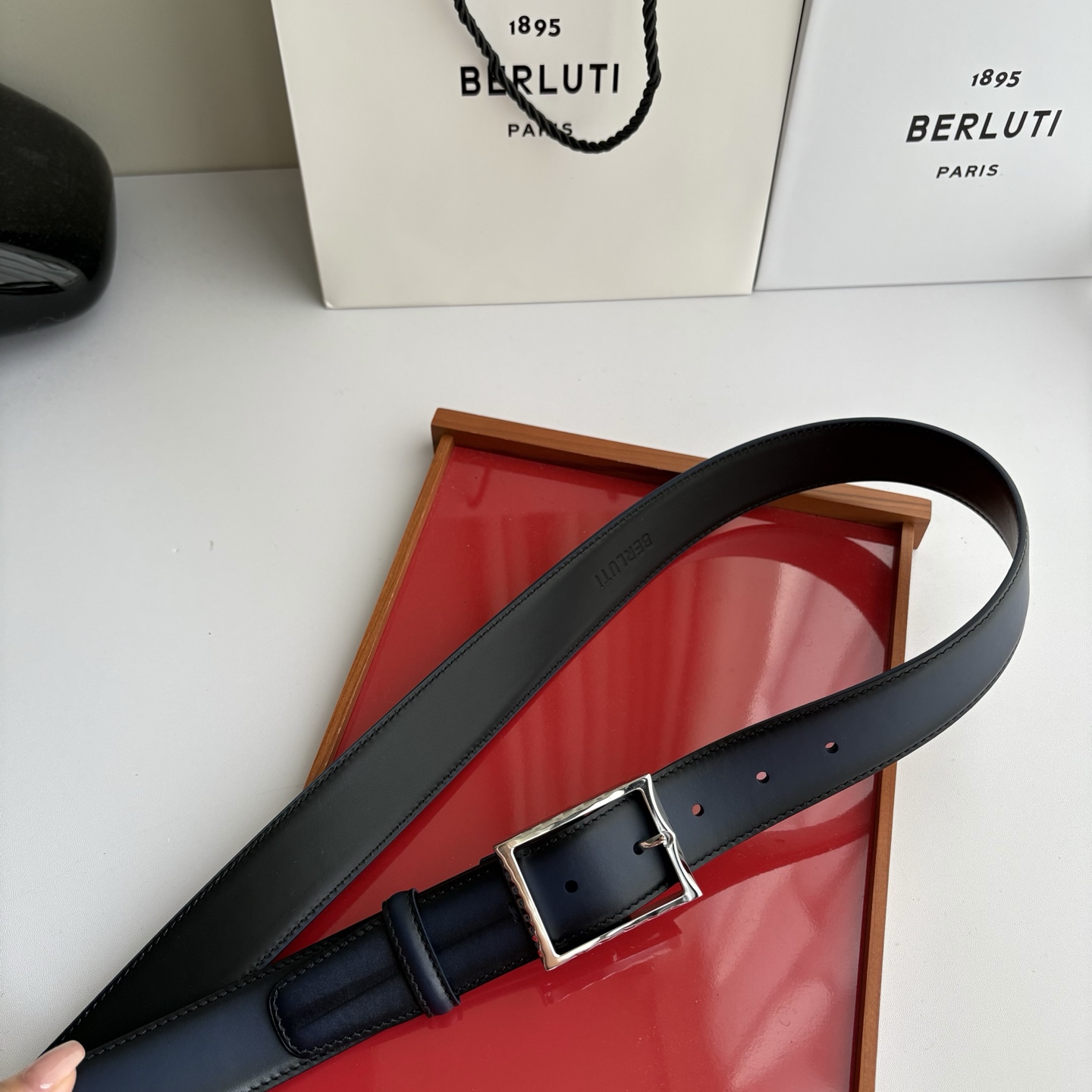 伯尔鲁帝 〖  Berluti  〗:采用意大利Venezia皮革和Patina古法染色工艺双面顶级头层小牛皮，搭配专柜