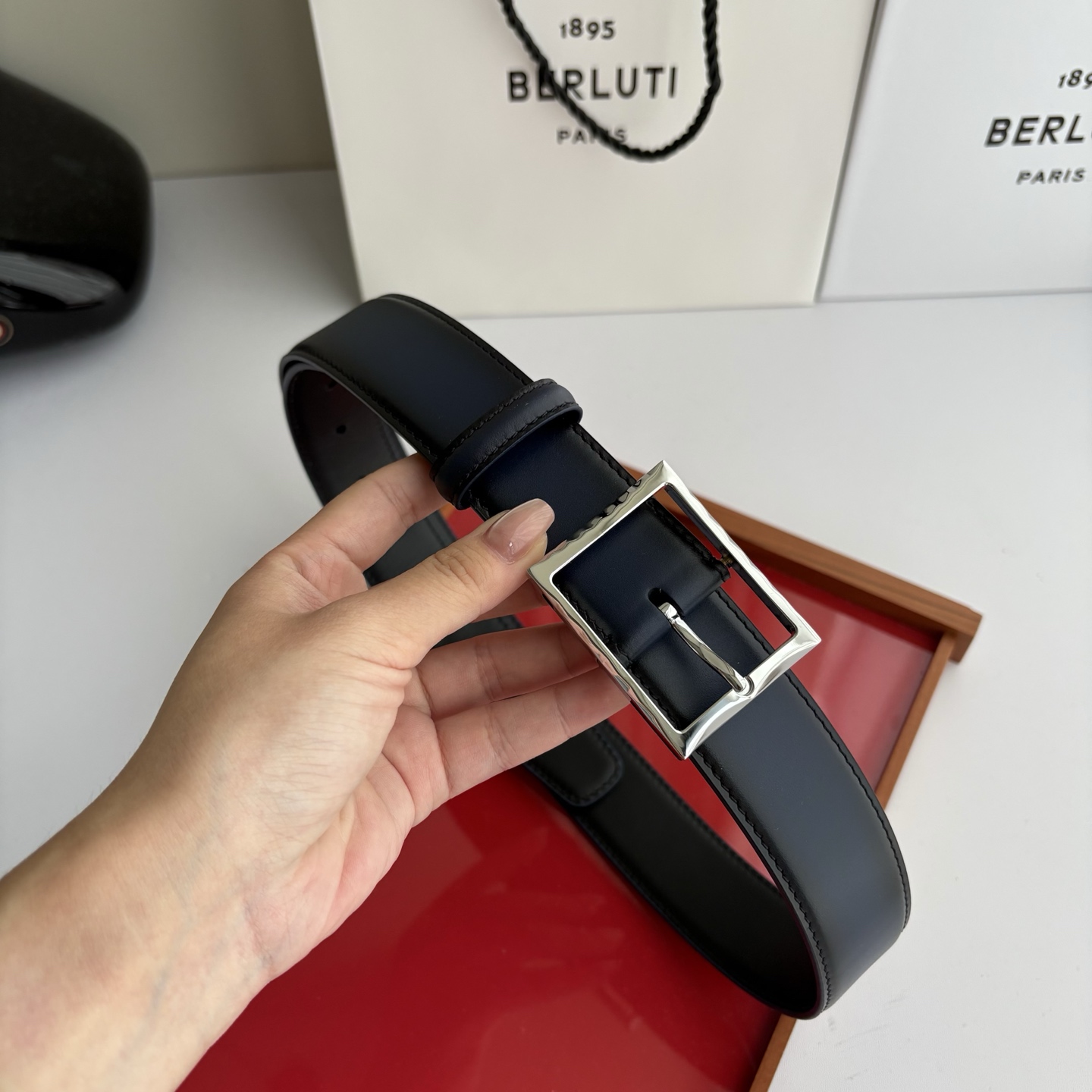 伯尔鲁帝 〖  Berluti  〗:采用意大利Venezia皮革和Patina古法染色工艺双面顶级头层小牛皮，搭配专柜