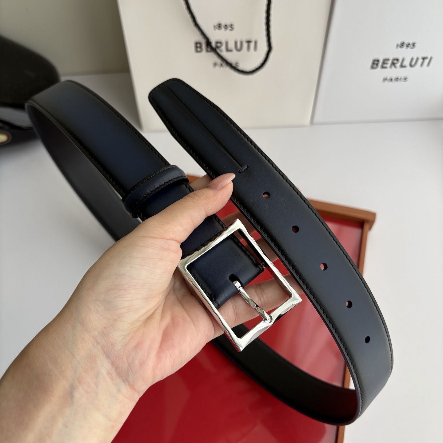 伯尔鲁帝 〖  Berluti  〗:采用意大利Venezia皮革和Patina古法染色工艺双面顶级头层小牛皮，搭配专柜