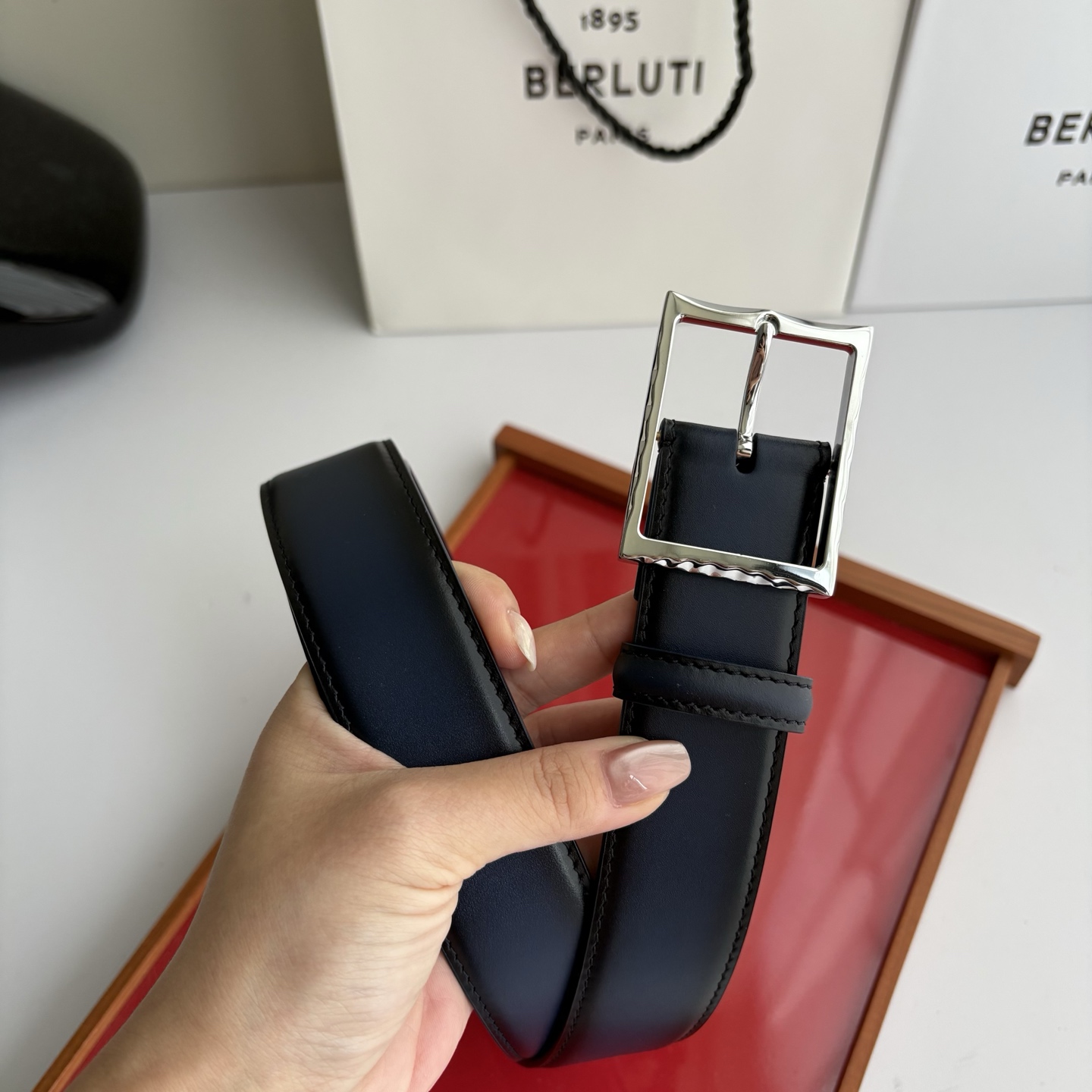 伯尔鲁帝 〖  Berluti  〗:采用意大利Venezia皮革和Patina古法染色工艺双面顶级头层小牛皮，搭配专柜