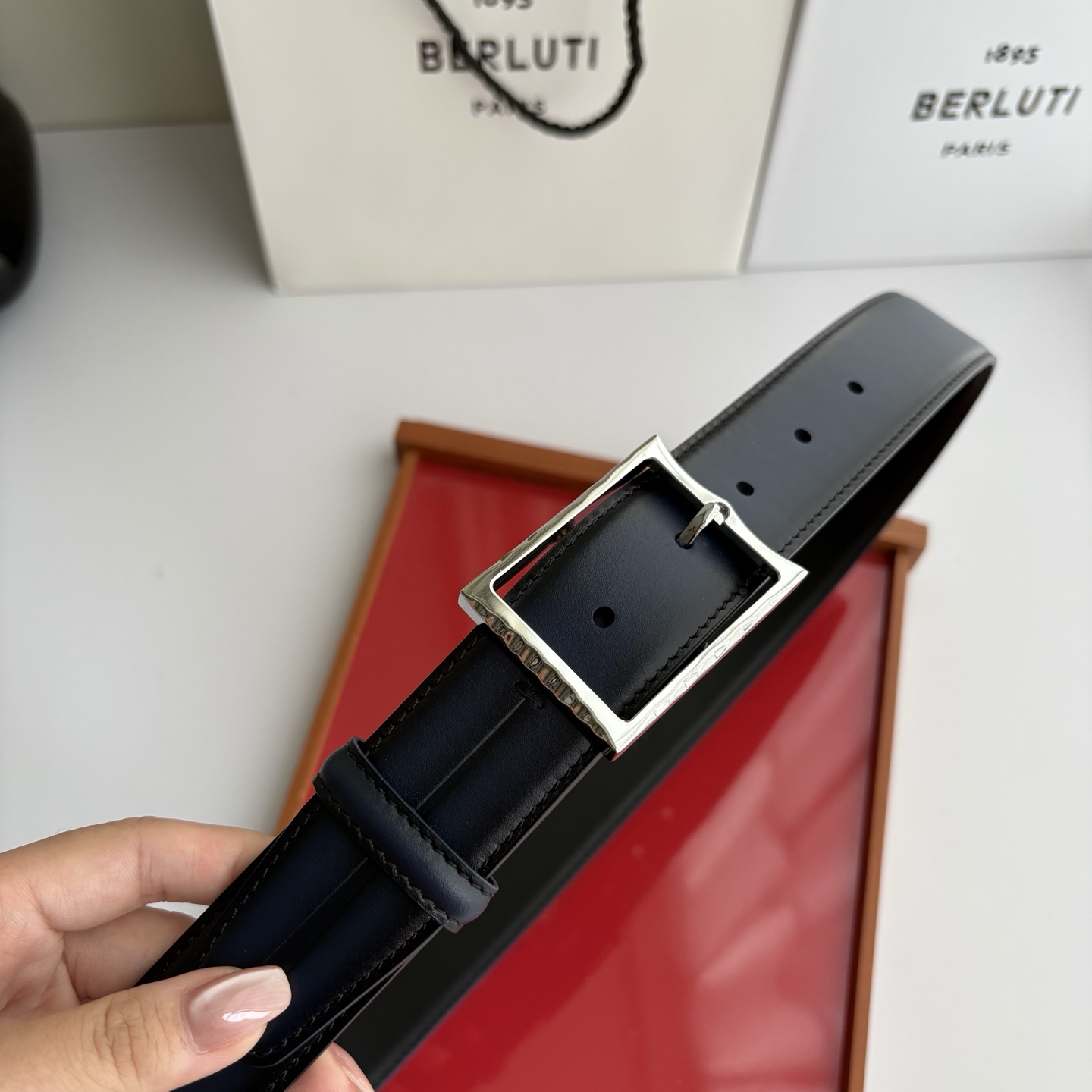 伯尔鲁帝 〖  Berluti  〗:采用意大利Venezia皮革和Patina古法染色工艺双面顶级头层小牛皮，搭配专柜