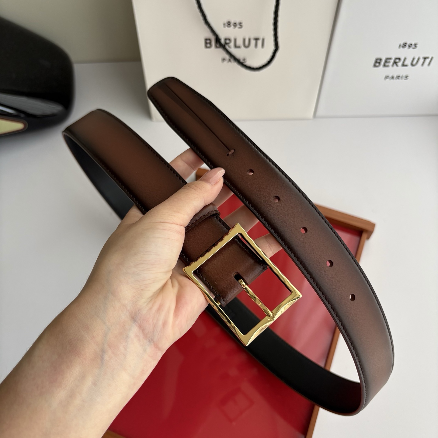 伯尔鲁帝 〖  Berluti  〗:采用意大利Venezia皮革和Patina古法染色工艺双面顶级头层小牛皮，搭配专柜