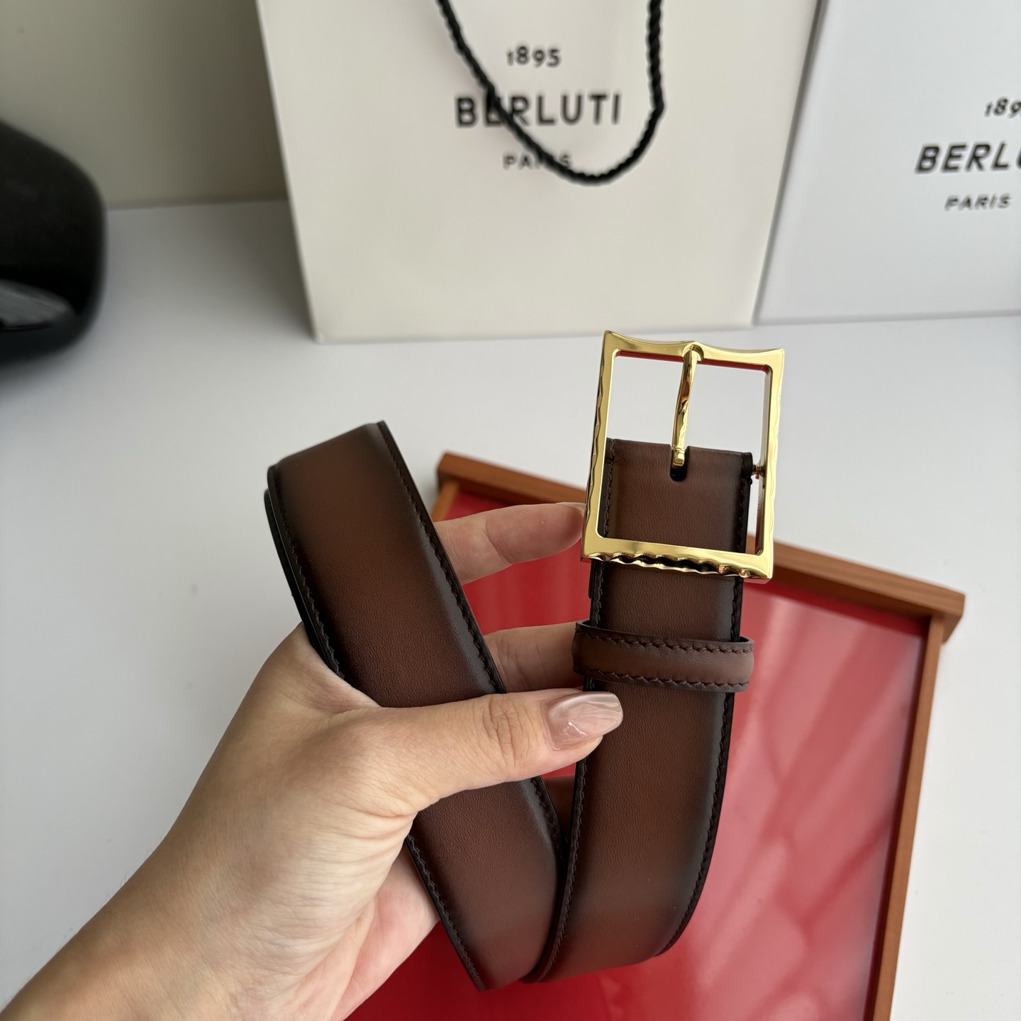 伯尔鲁帝 〖  Berluti  〗:采用意大利Venezia皮革和Patina古法染色工艺双面顶级头层小牛皮，搭配专柜