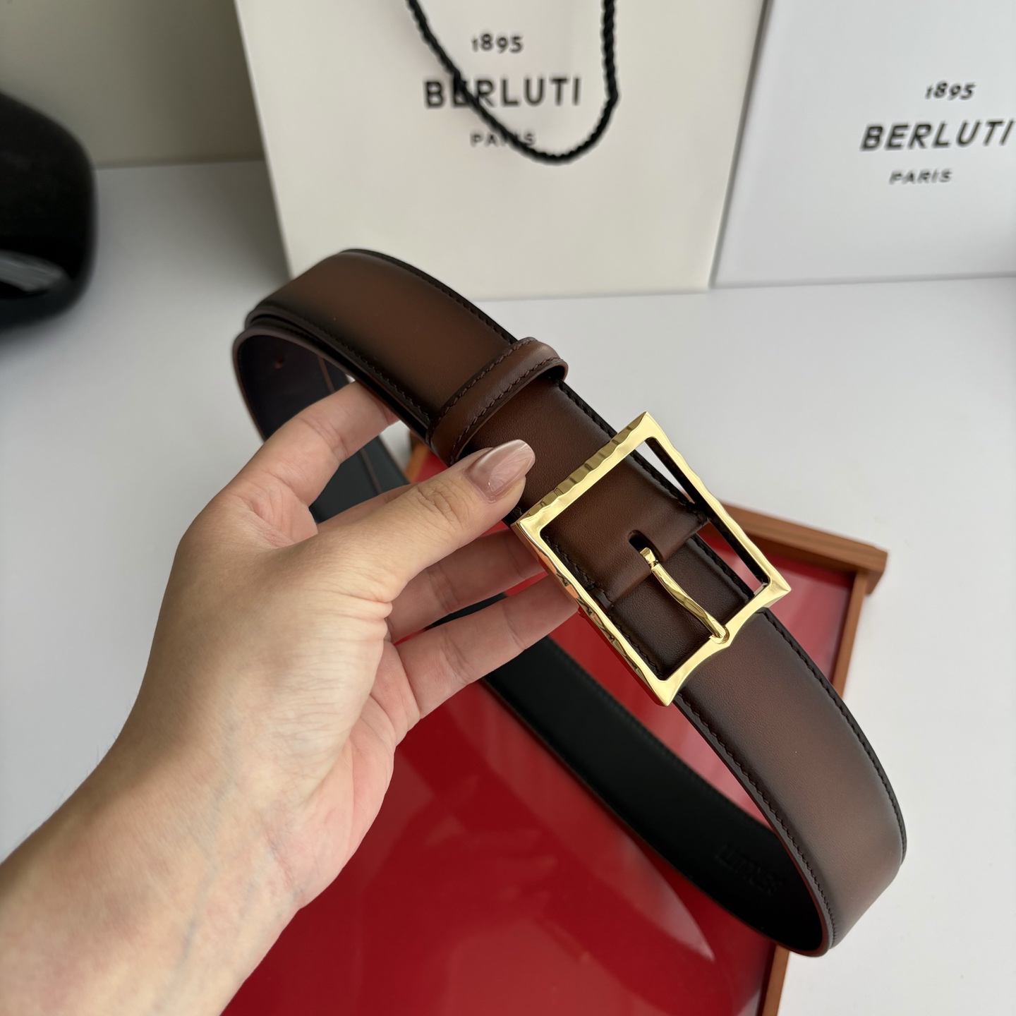 伯尔鲁帝 〖  Berluti  〗:采用意大利Venezia皮革和Patina古法染色工艺双面顶级头层小牛皮，搭配专柜