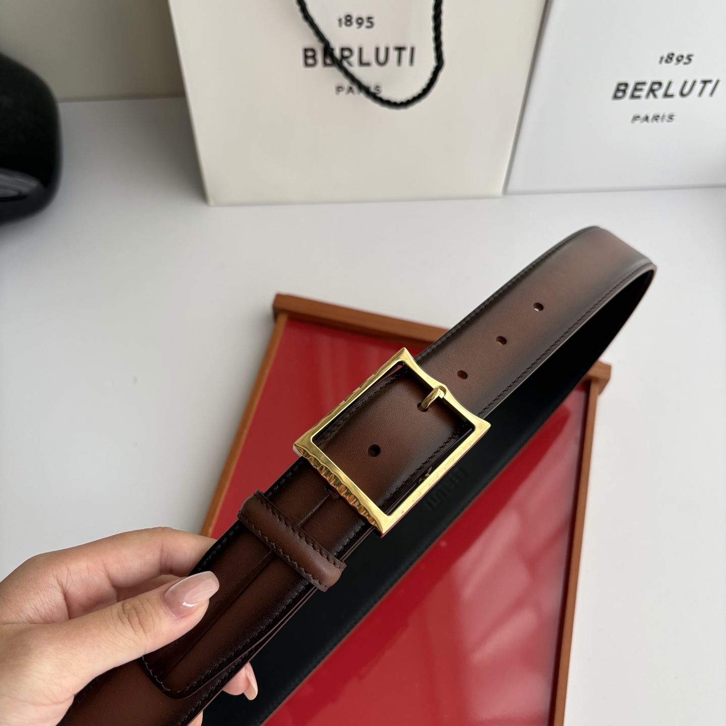 伯尔鲁帝 〖  Berluti  〗:采用意大利Venezia皮革和Patina古法染色工艺双面顶级头层小牛皮，搭配专柜