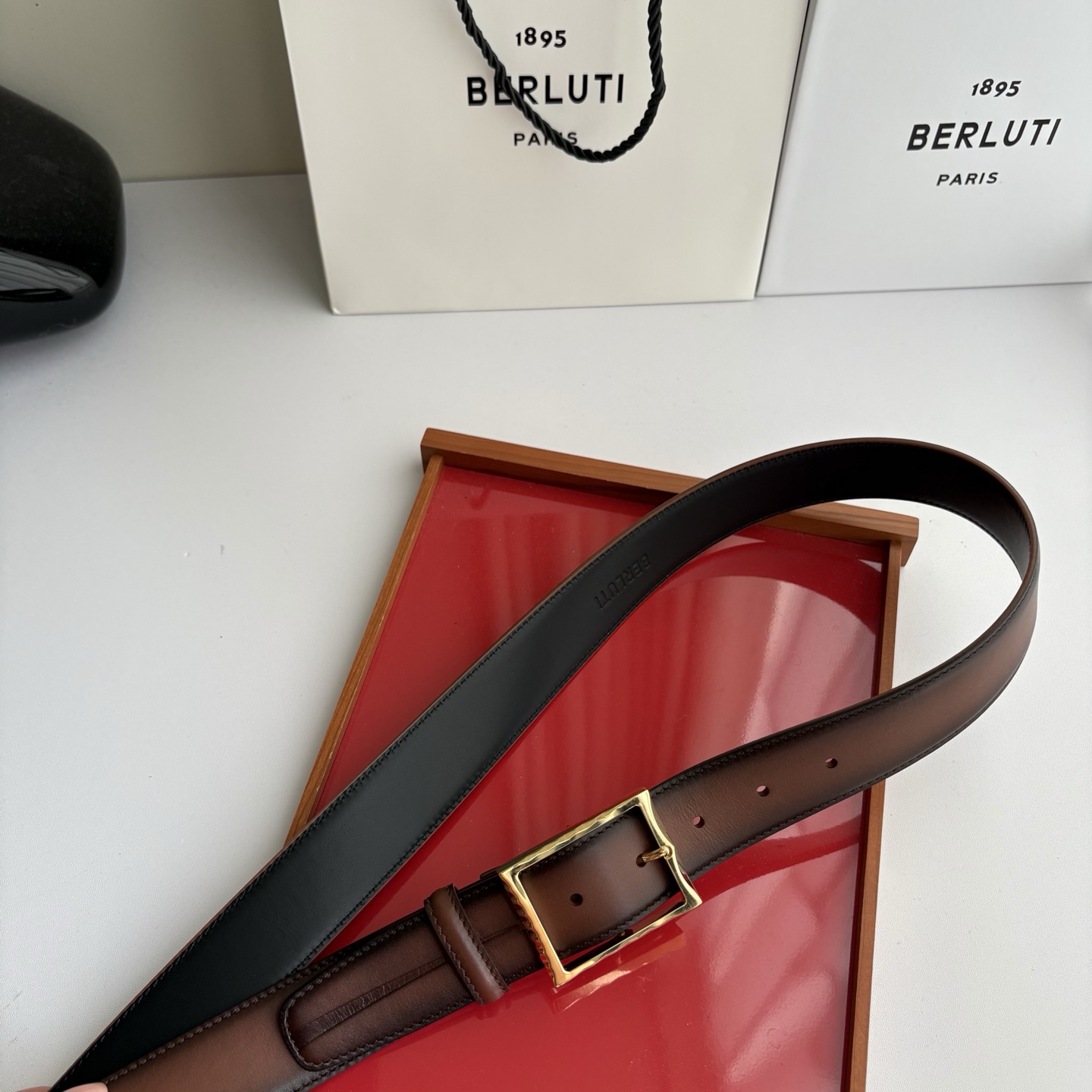 伯尔鲁帝 〖  Berluti  〗:采用意大利Venezia皮革和Patina古法染色工艺双面顶级头层小牛皮，搭配专柜