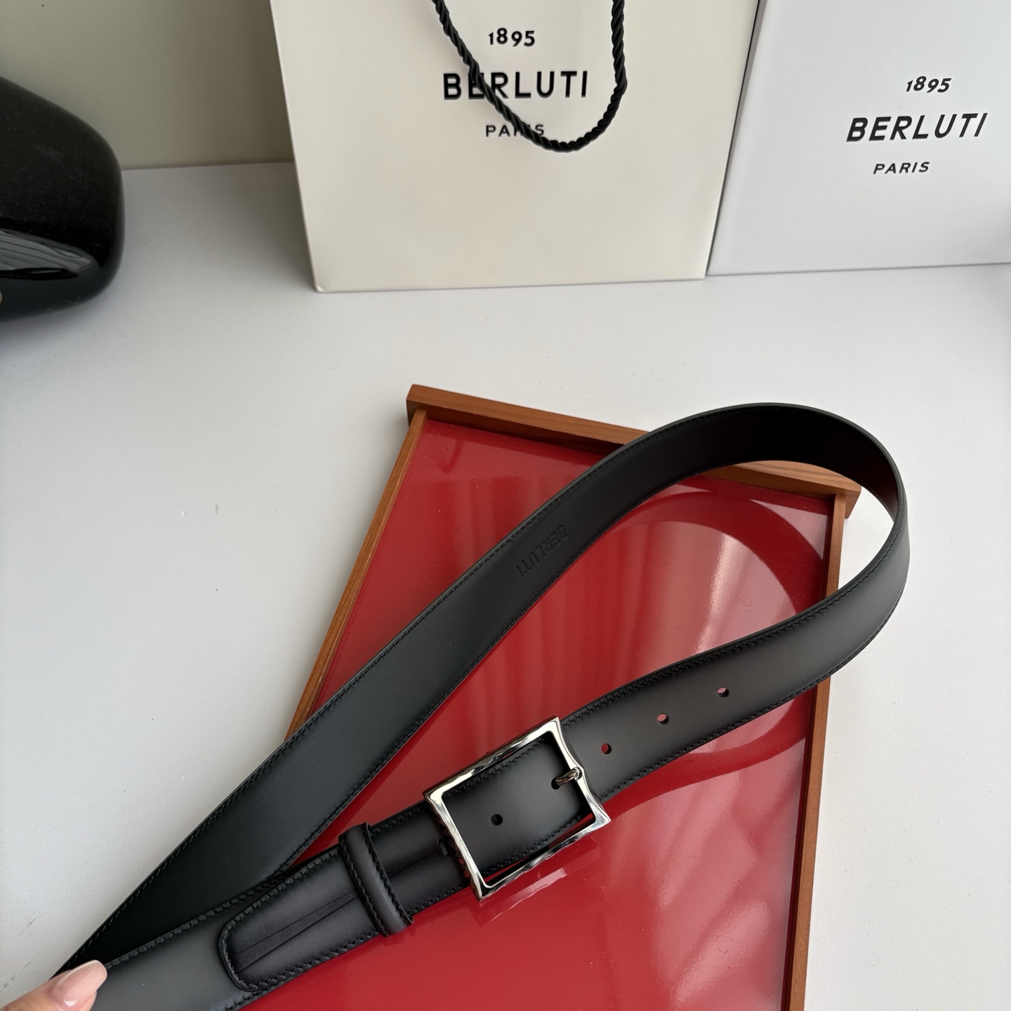 伯尔鲁帝 〖  Berluti  〗:采用意大利Venezia皮革和Patina古法染色工艺双面顶级头层小牛皮，搭配专柜
