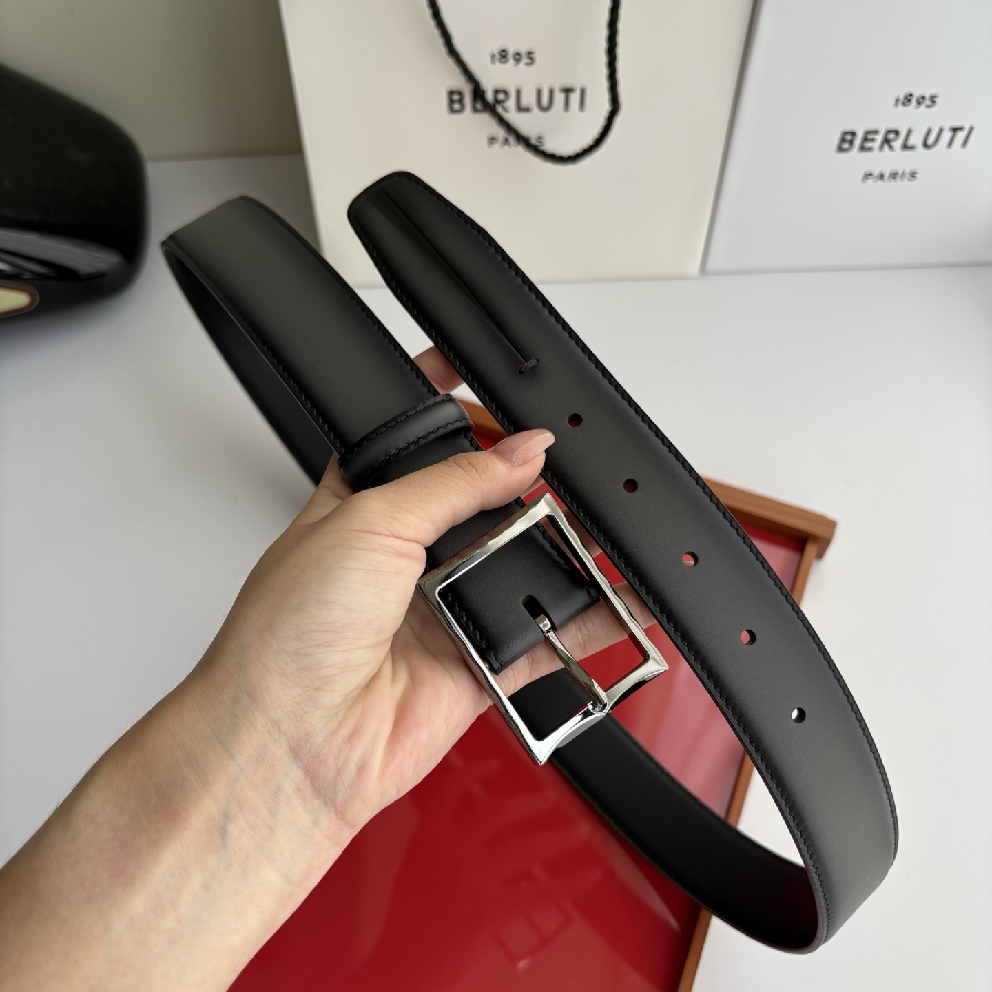 伯尔鲁帝 〖  Berluti  〗:采用意大利Venezia皮革和Patina古法染色工艺双面顶级头层小牛皮，搭配专柜