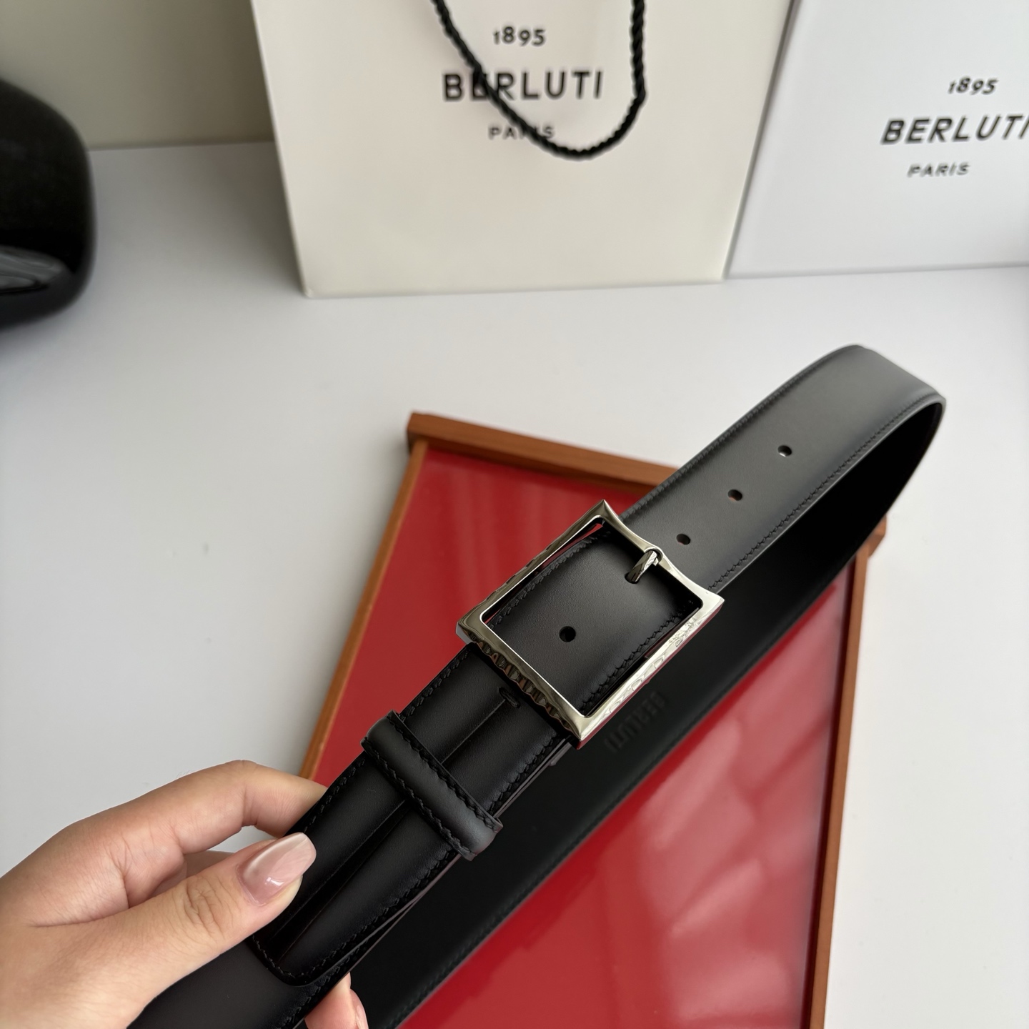 伯尔鲁帝 〖  Berluti  〗:采用意大利Venezia皮革和Patina古法染色工艺双面顶级头层小牛皮，搭配专柜