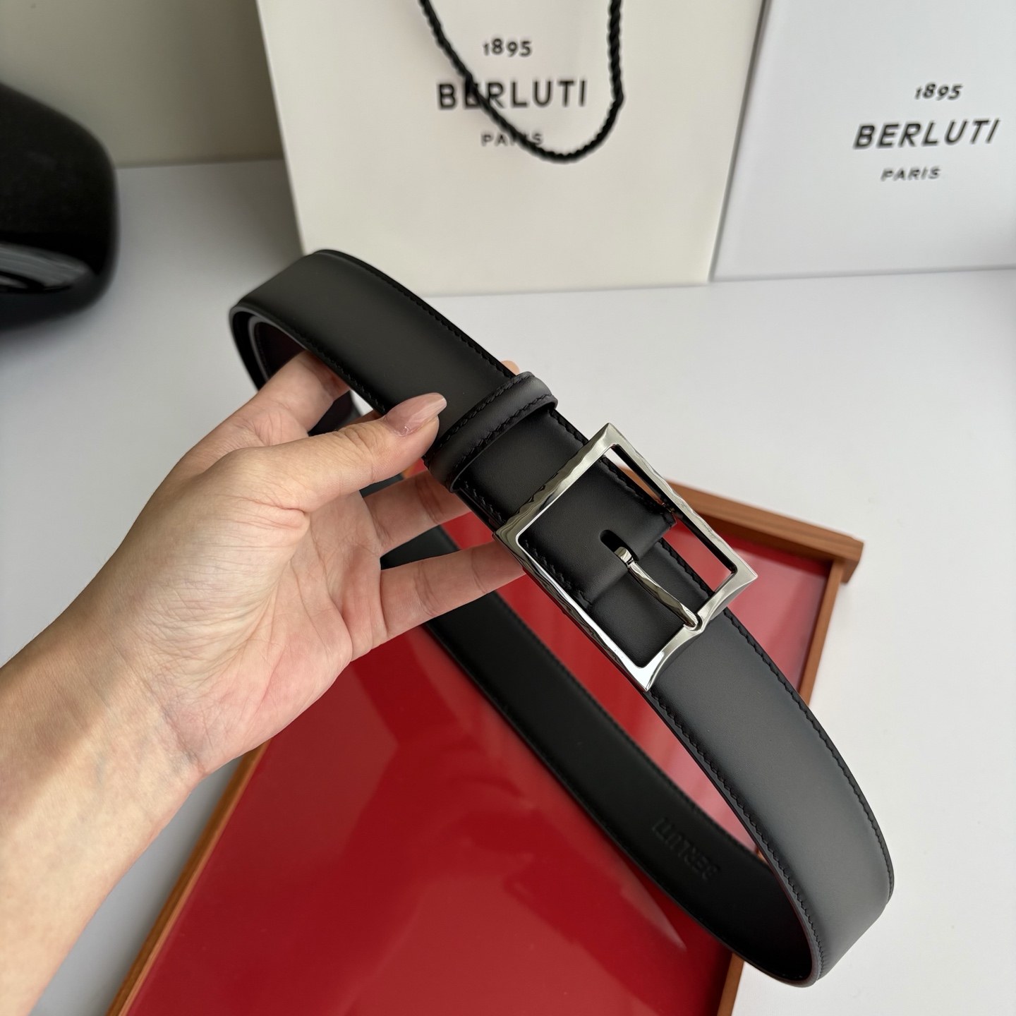 伯尔鲁帝 〖  Berluti  〗:采用意大利Venezia皮革和Patina古法染色工艺双面顶级头层小牛皮，搭配专柜